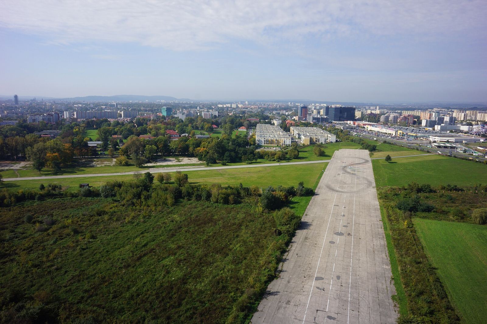 Zachodnia część pasa startowego dawnego lotniska Rakowice - Czyżyny, Kraków