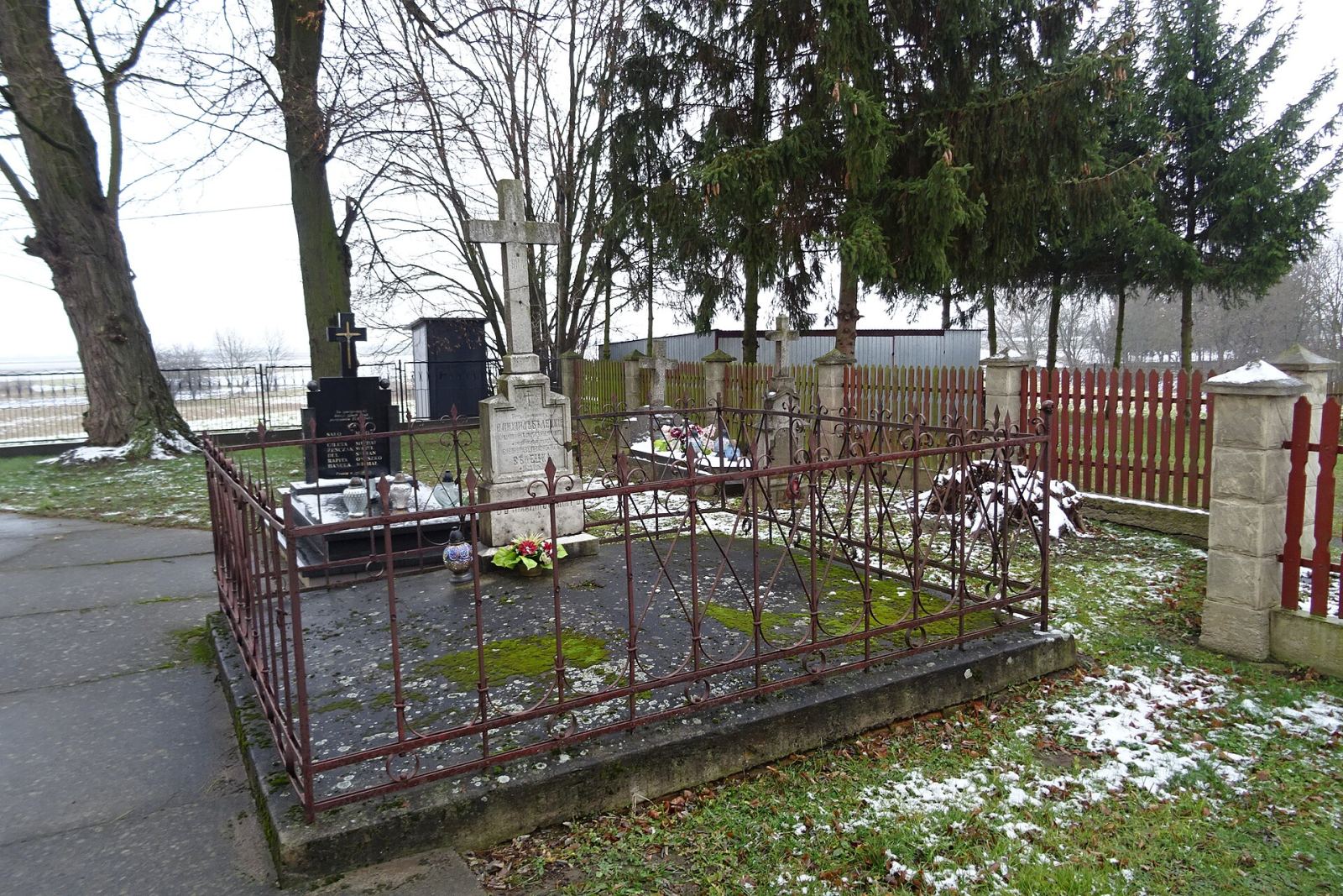 Cmentarz ze starodrzewem, Surochów