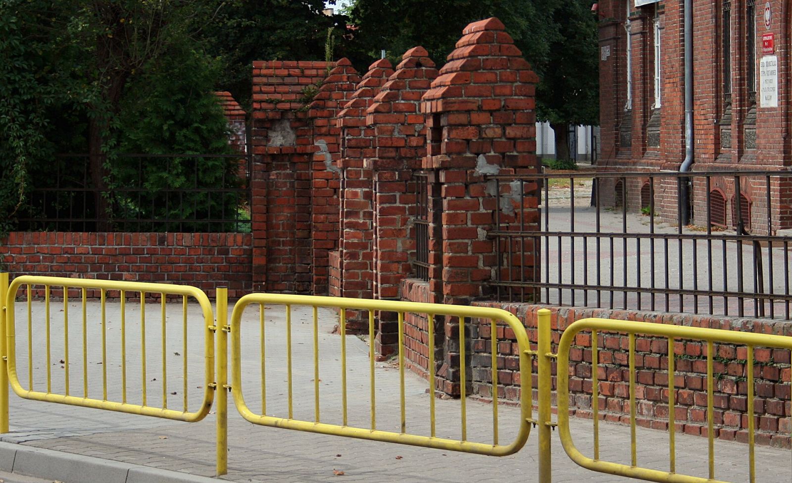 Ogrodzenie z bramami, Międzychód