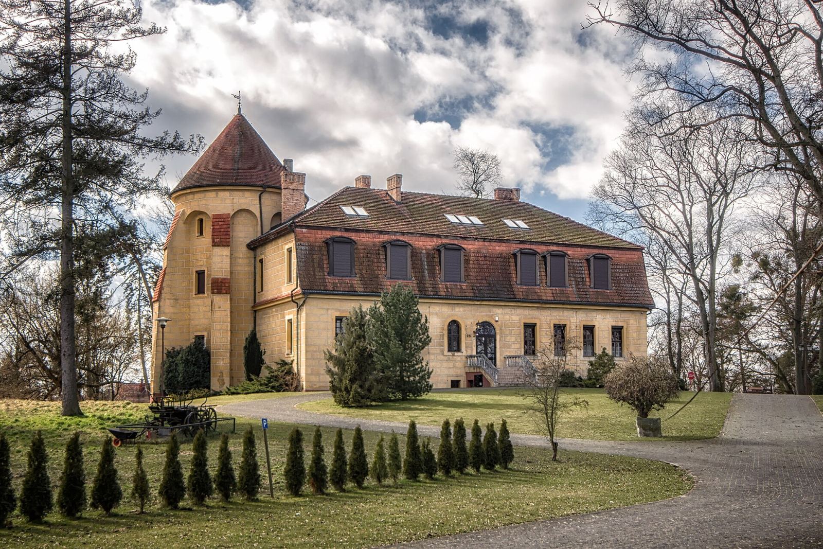 Dwór obronny, Dobra