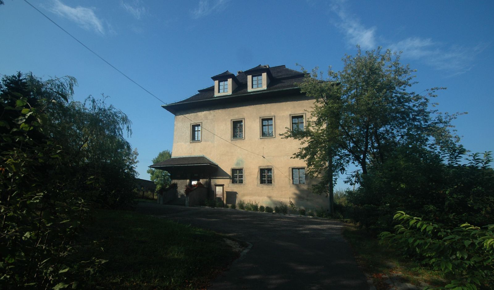 Dwór obronny, ob. budynek kulturalno-oświatowy, Dobieszowice