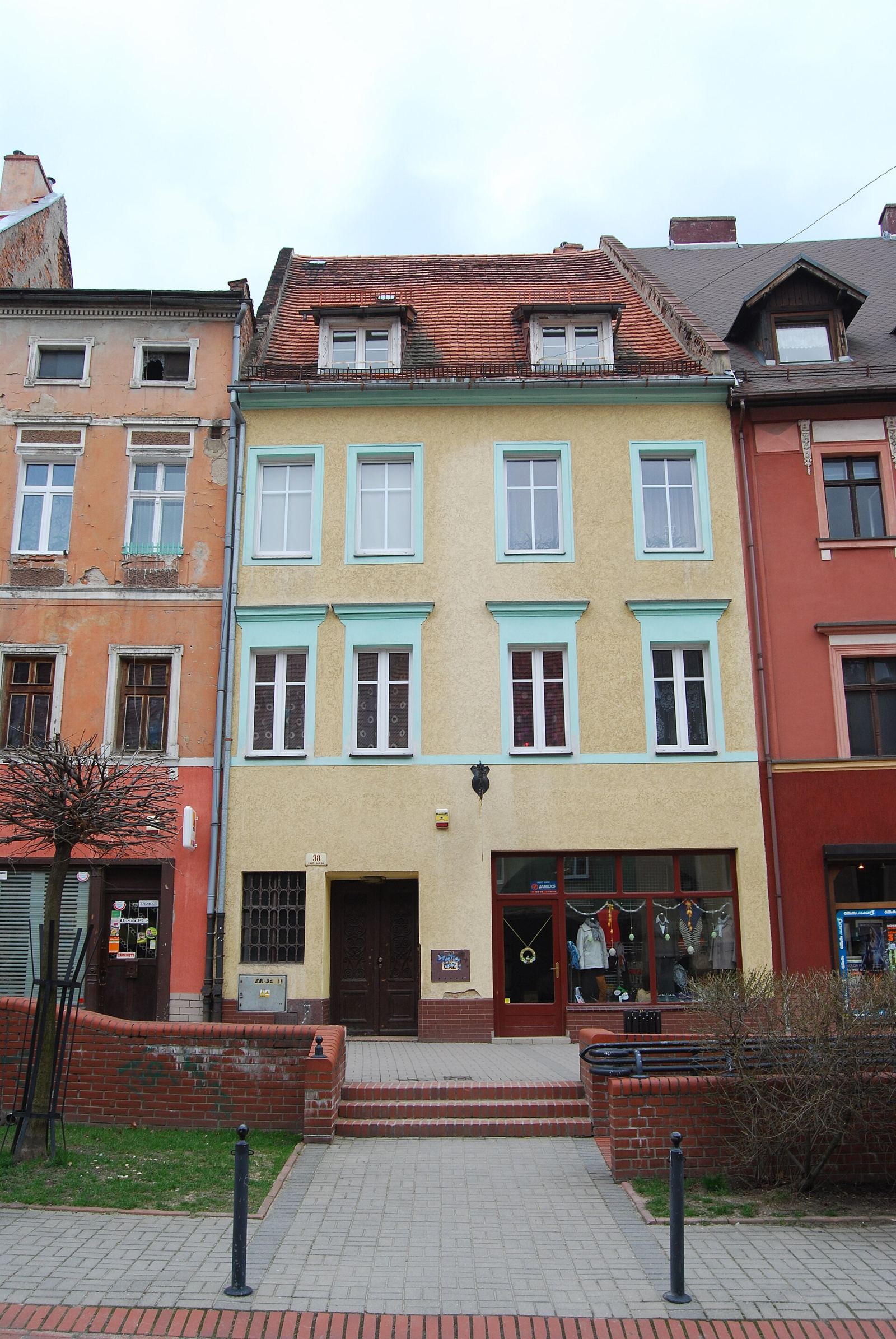 Dom, Kowary