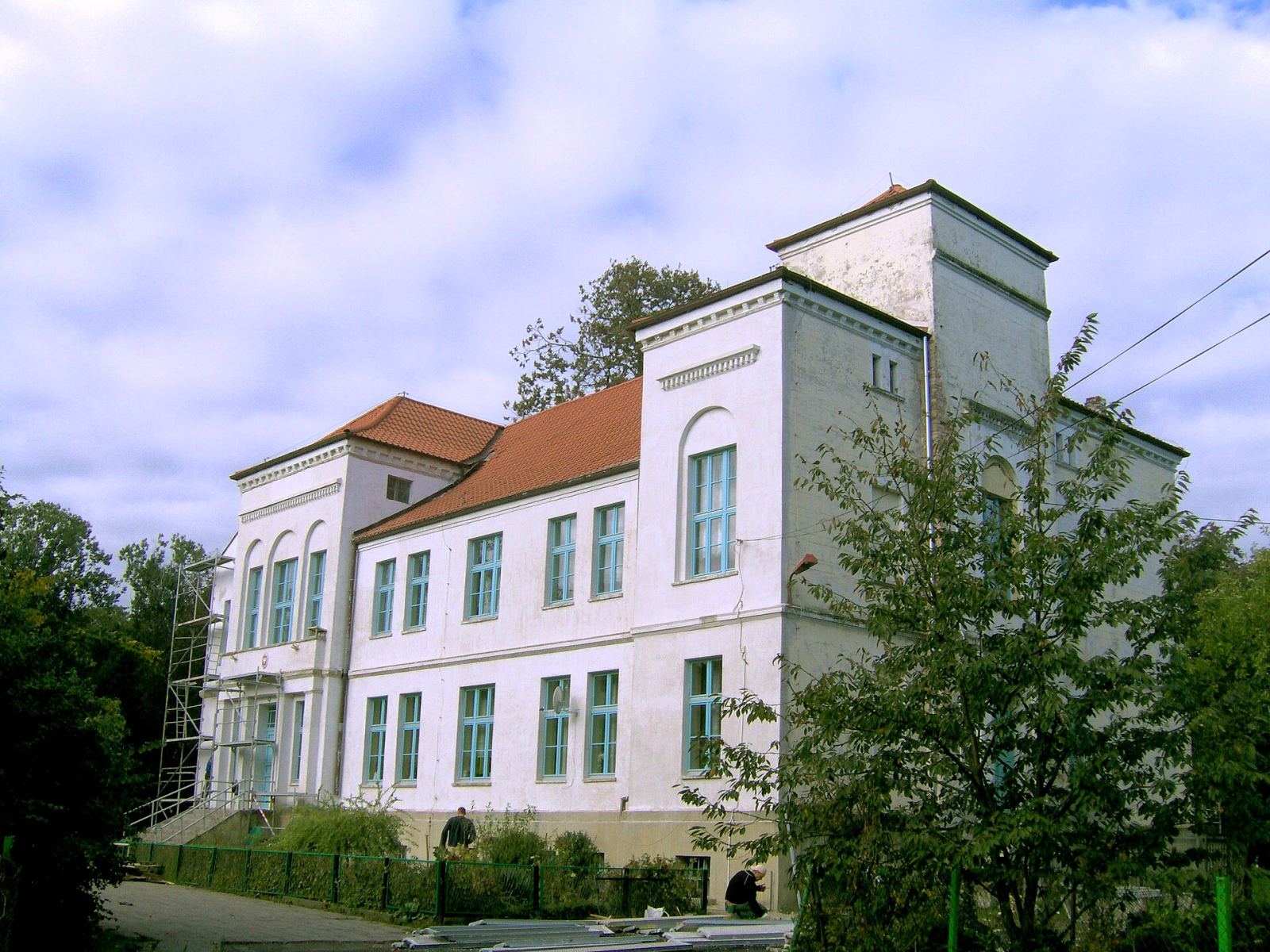 Pałac, ob. szkoła, Wybcz