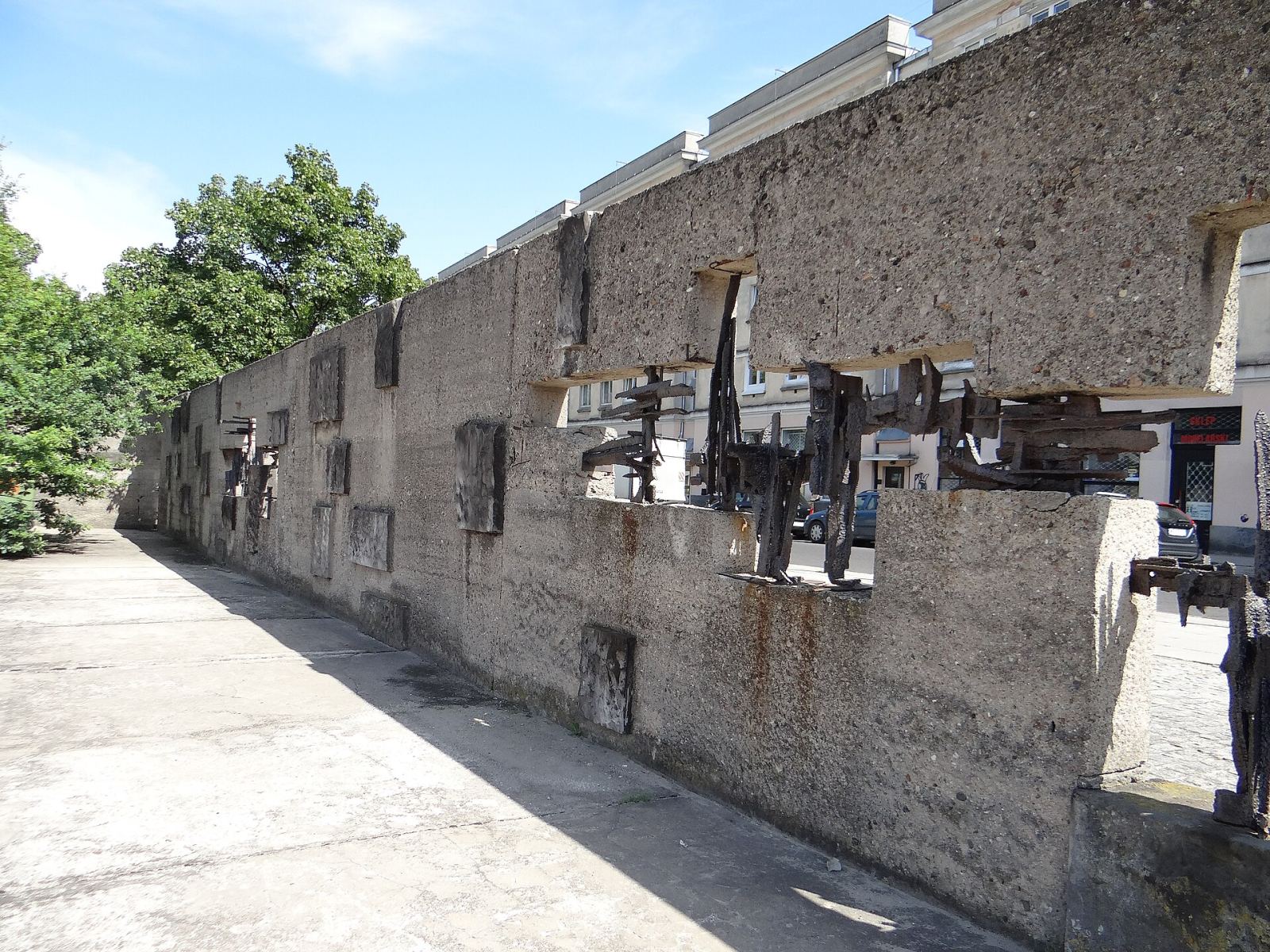 Mur więzienny z pozostałościami bramy, Warszawa