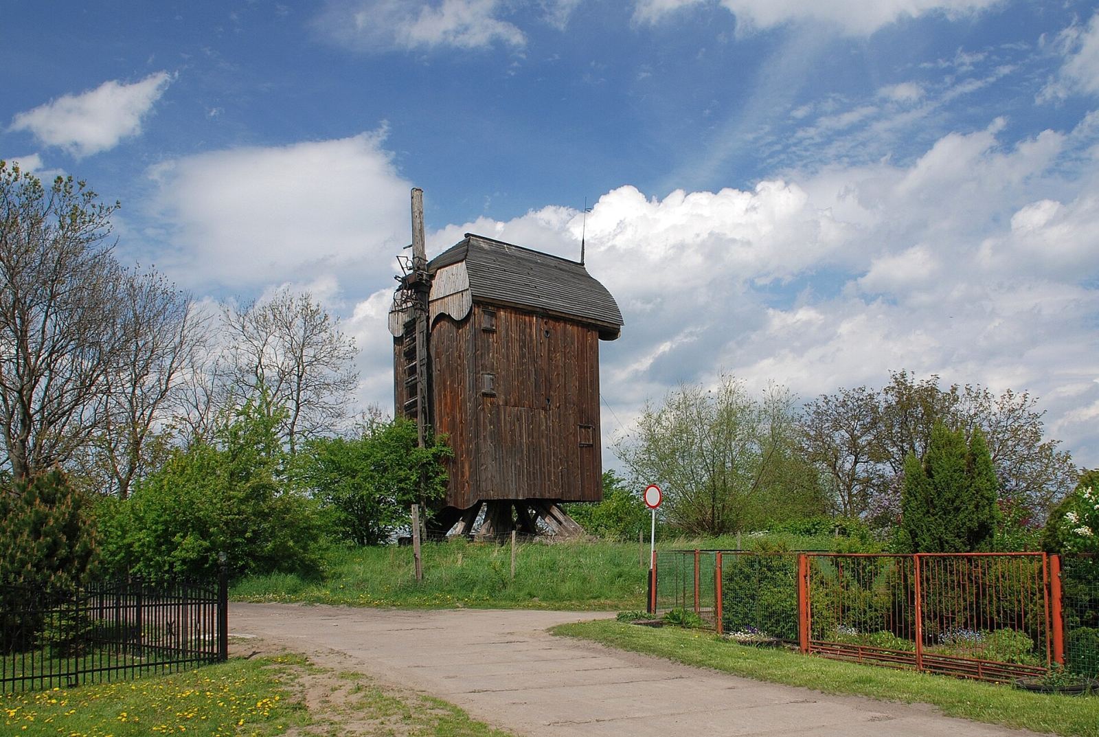Wiatrak koźlak, Drewnica