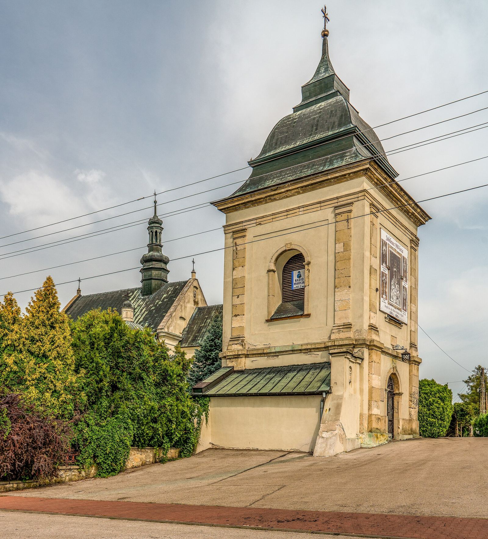 Dzwonnica-brama, Kije