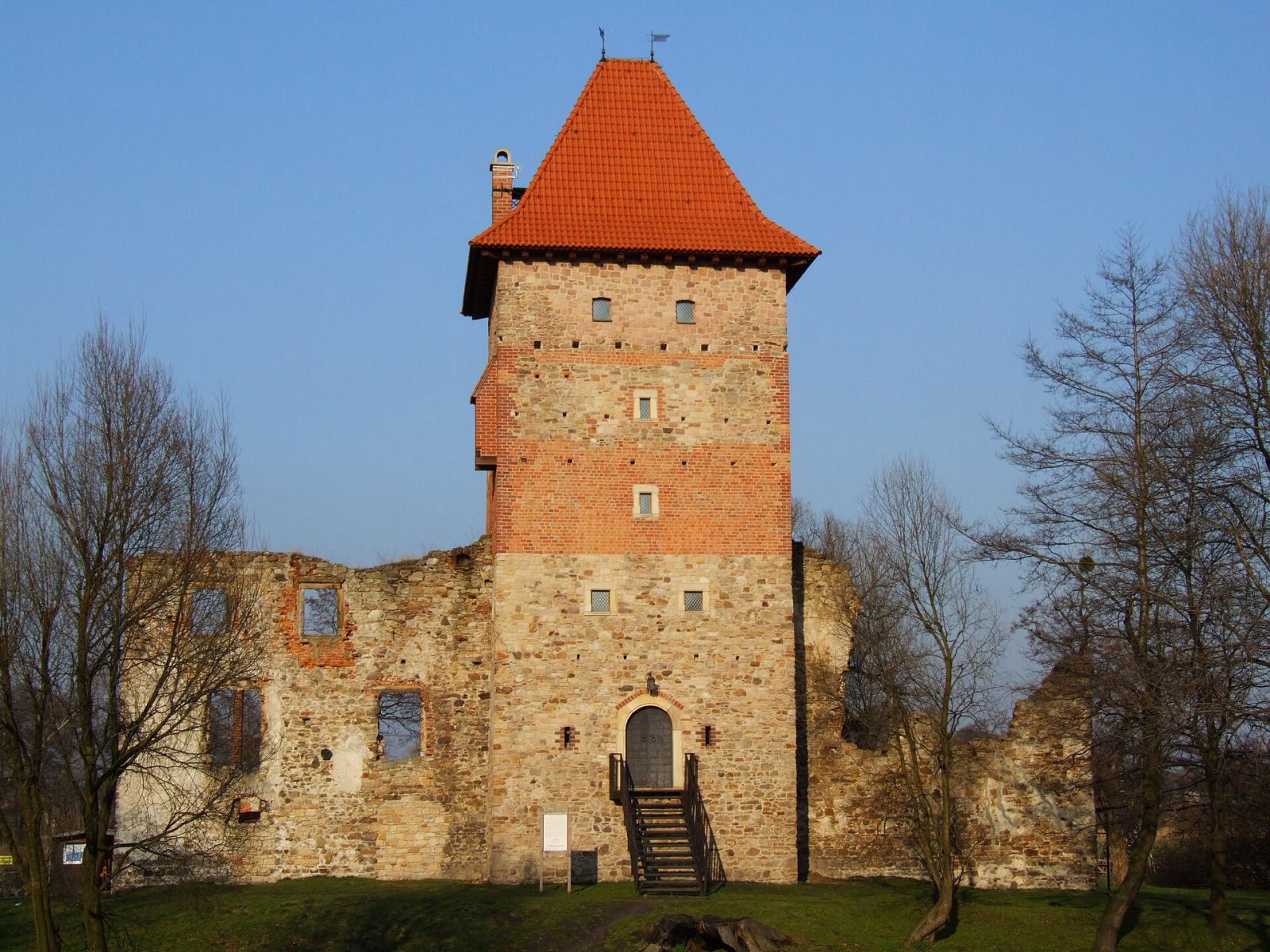 Ruina zamku, Chudów