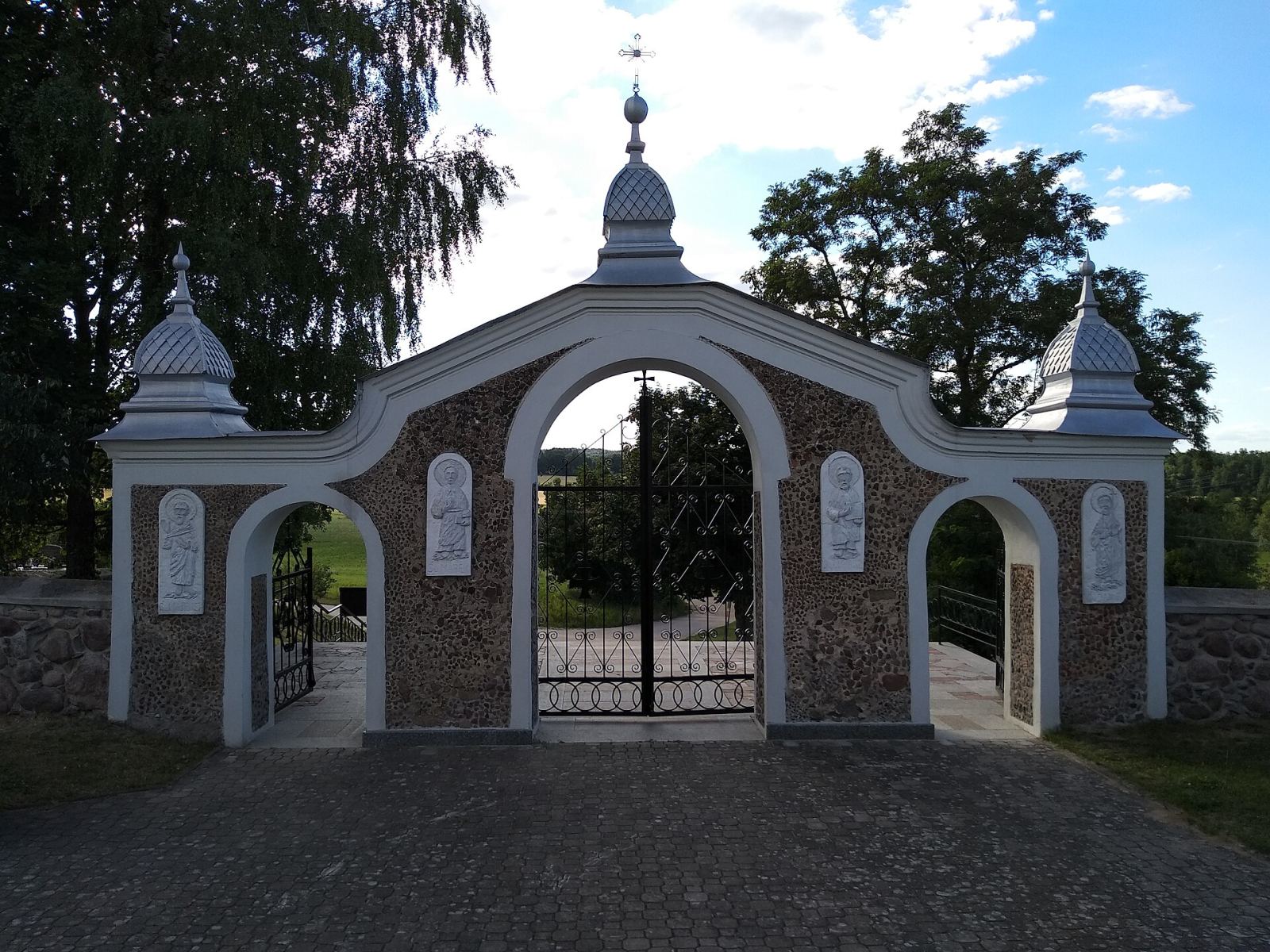 Ogrodzenie z bramą główną i bramani bocznymi, Kundzin