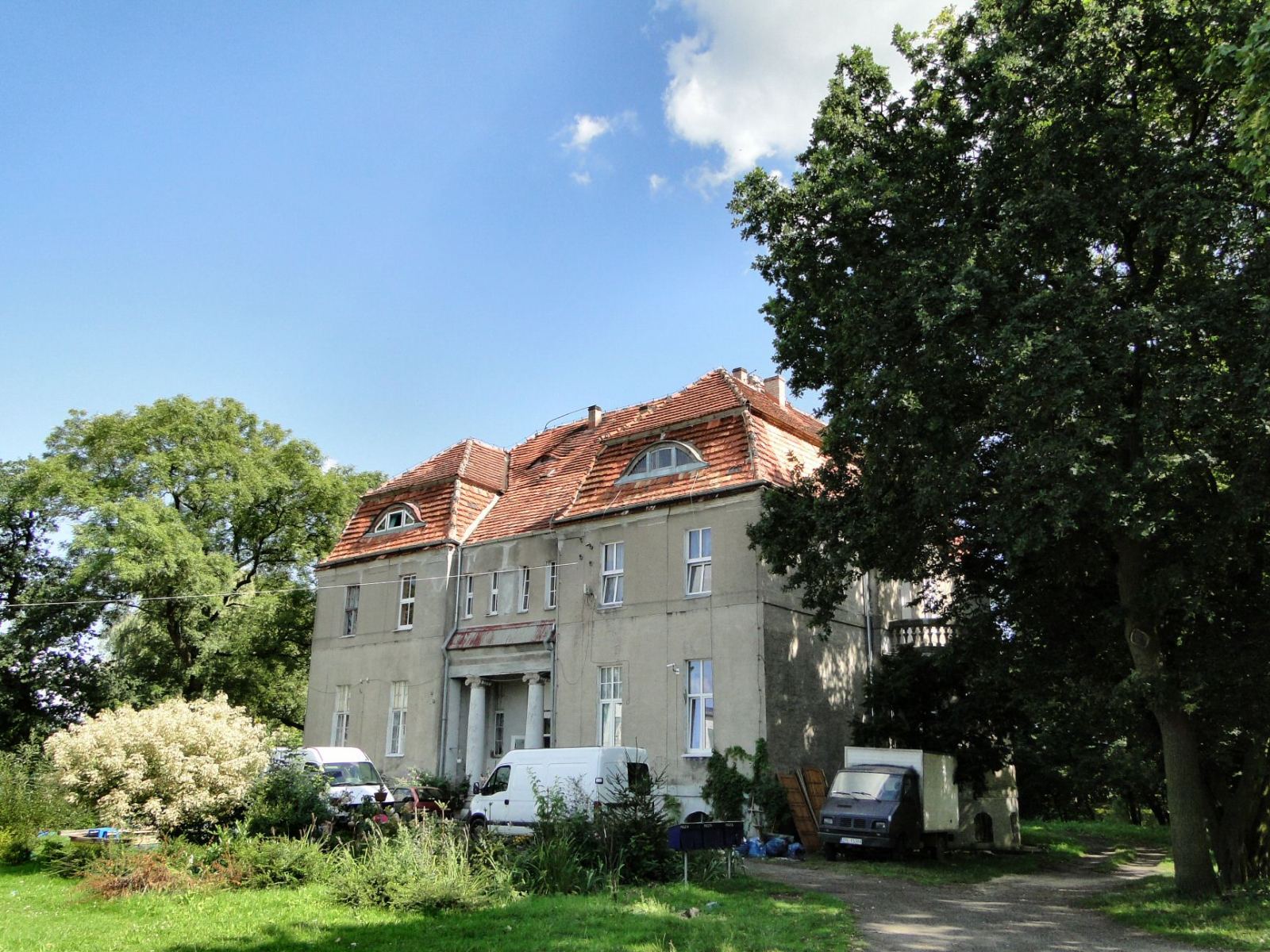 Dwór, ob. dom, Rajkowo