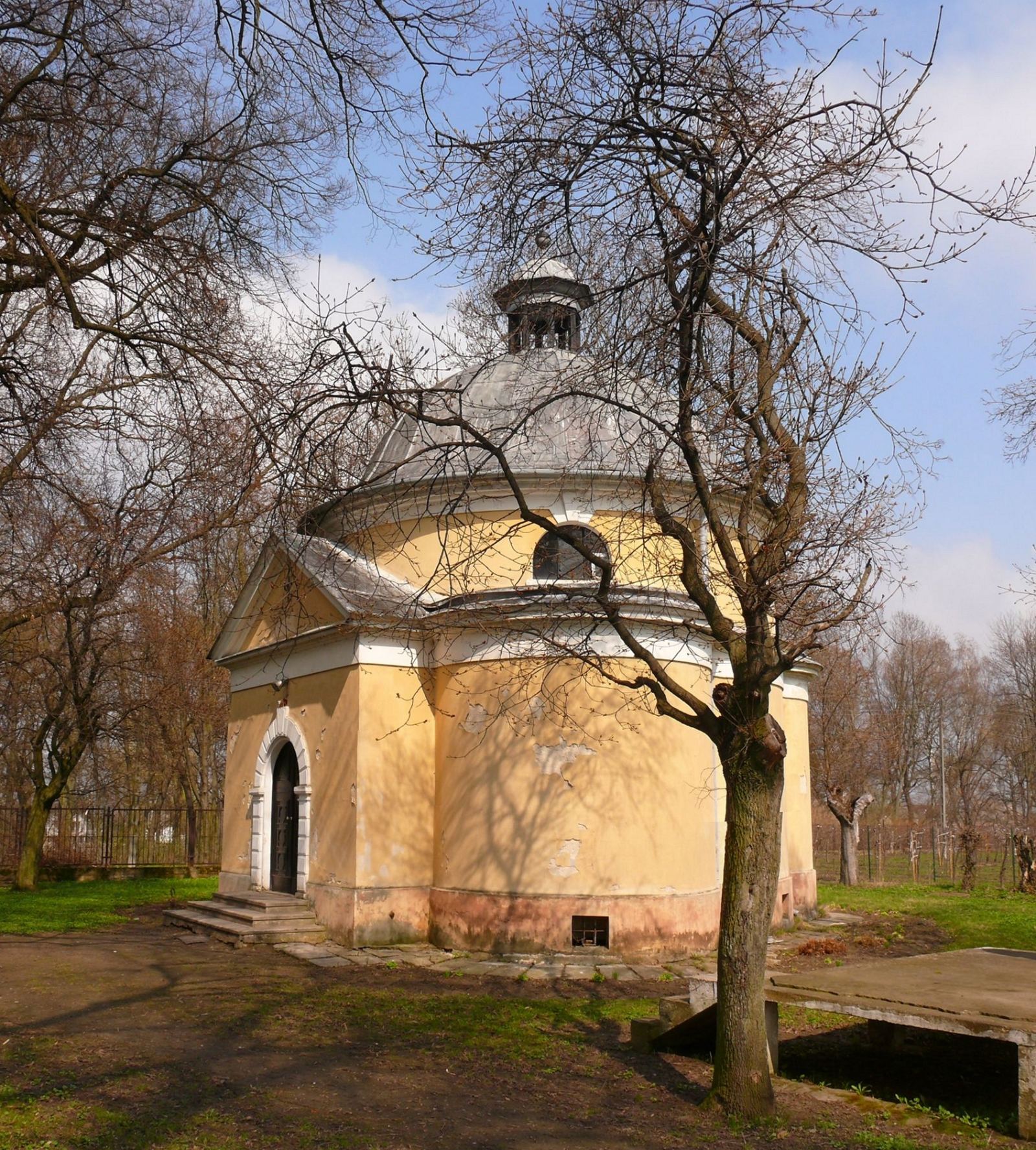 Kaplica, Łysołaje
