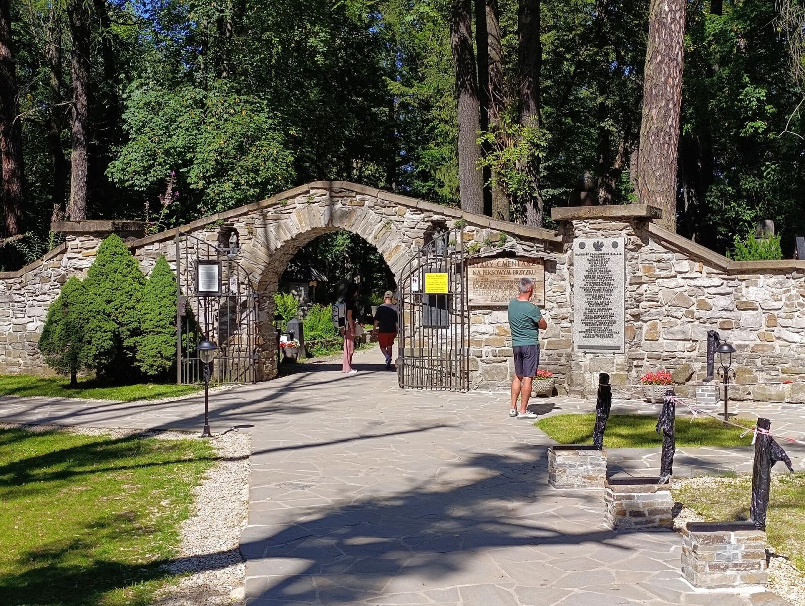 Mur cmeentarny z bramą, Zakopane