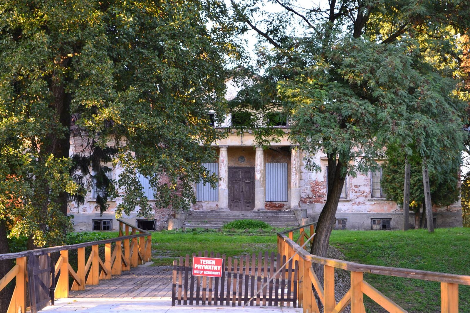 Dwór, Krześlów