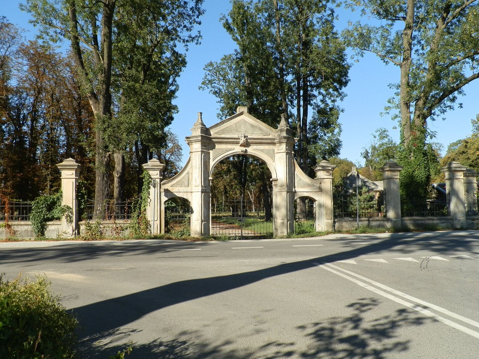 Brama wjazdowa z ogrodzeniem, Breń