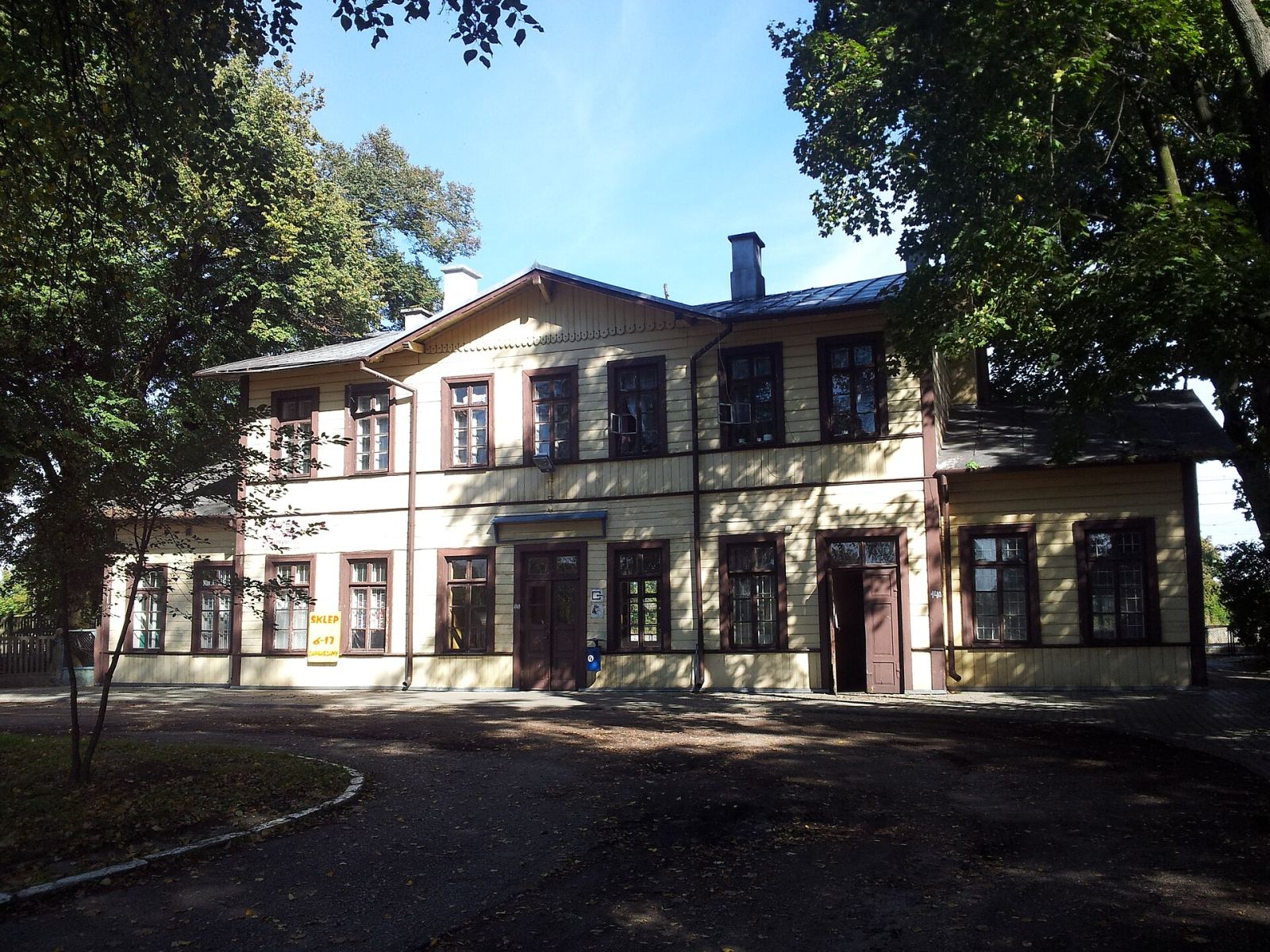 Dworzec kolejowy, Sadurki