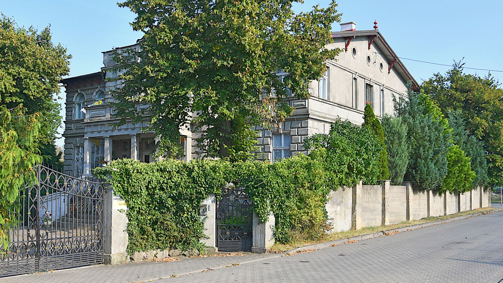 Dwór, ob. dom mieszkalny, Kądzielno