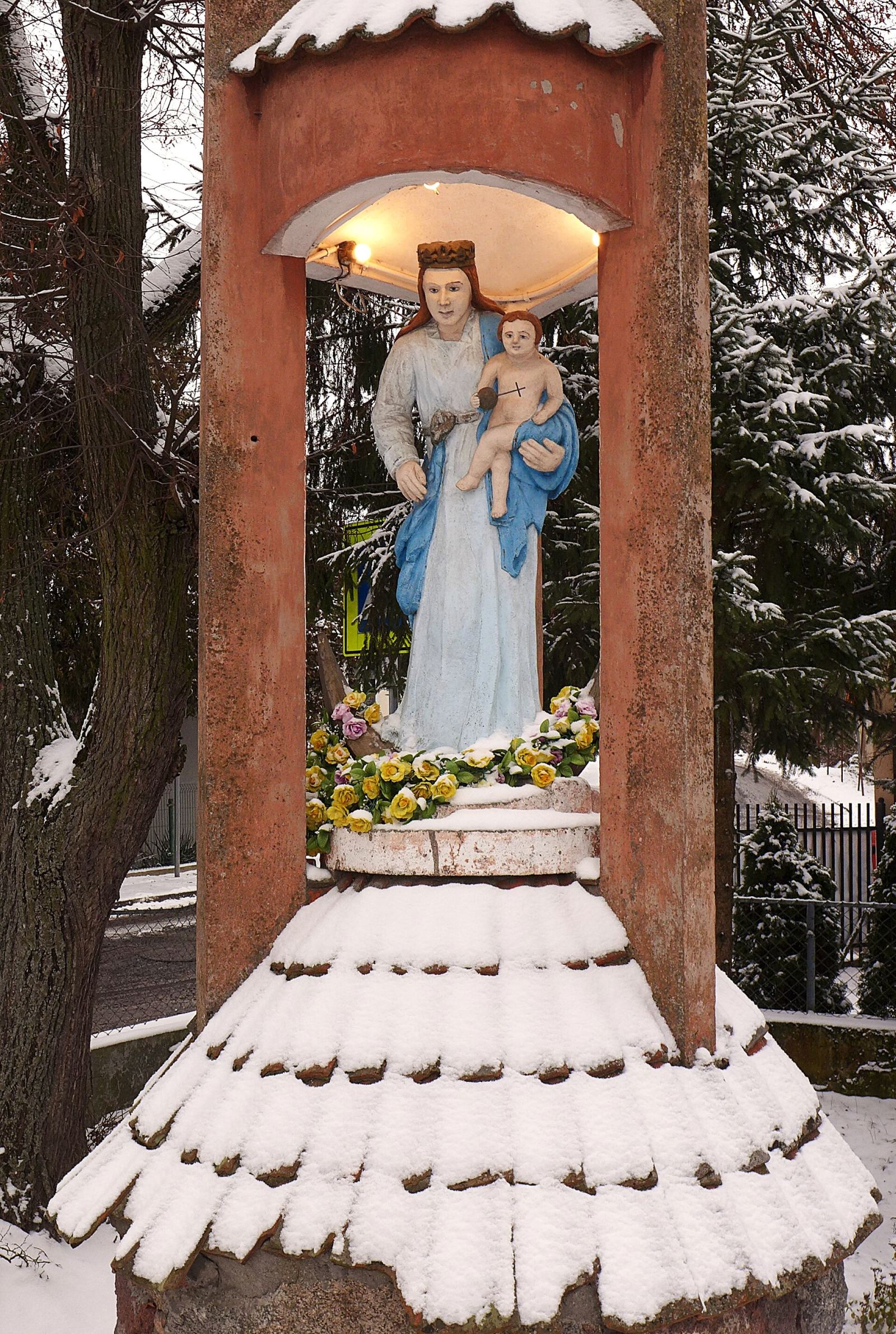 Kapliczka przydrożna z figurą Matki Boskiej z Dzieciątkiem, Zarzeka