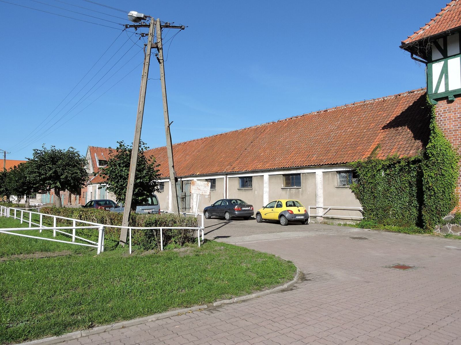 Stajnia z magazynem, Kadyny