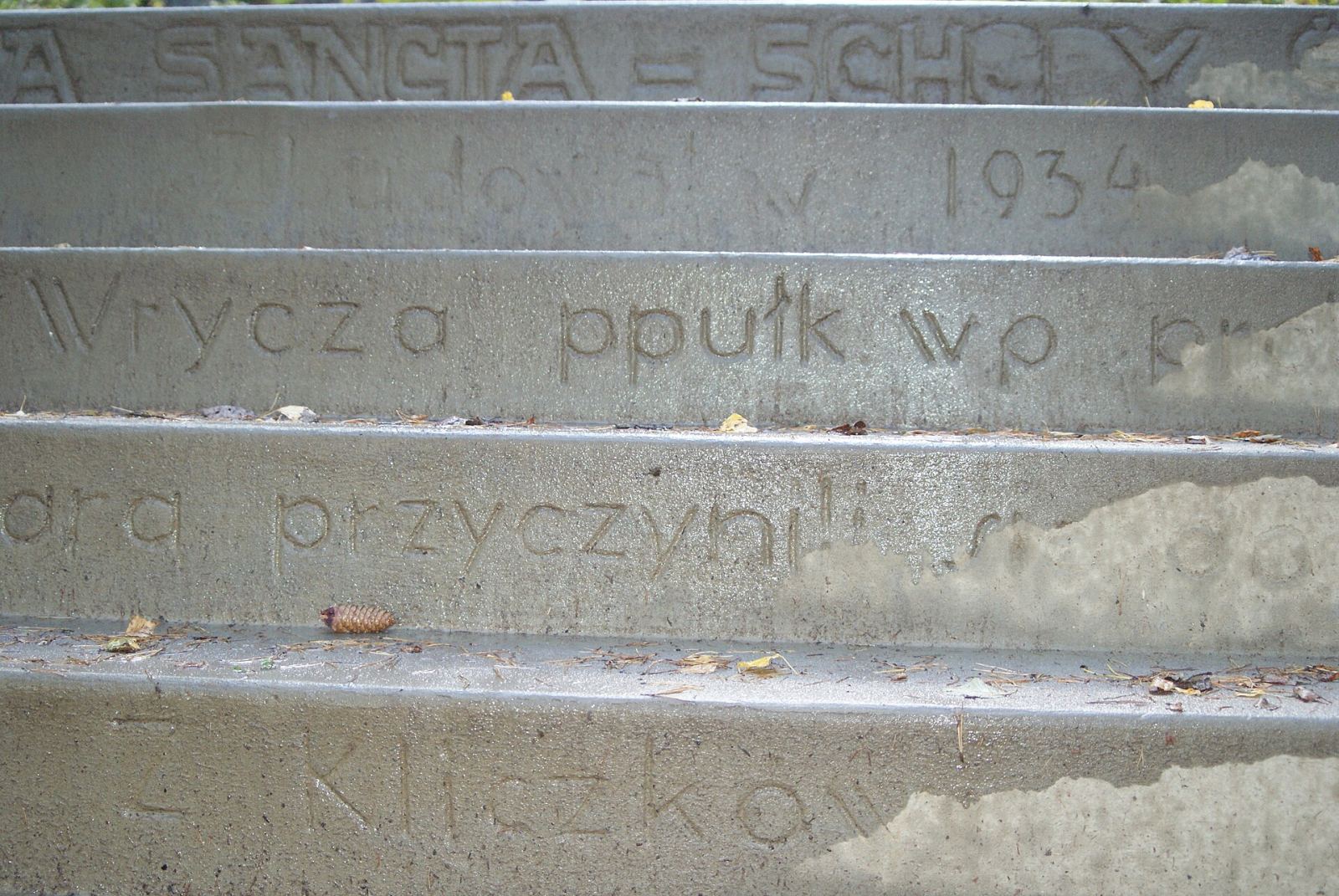Święte Schody, Wiele
