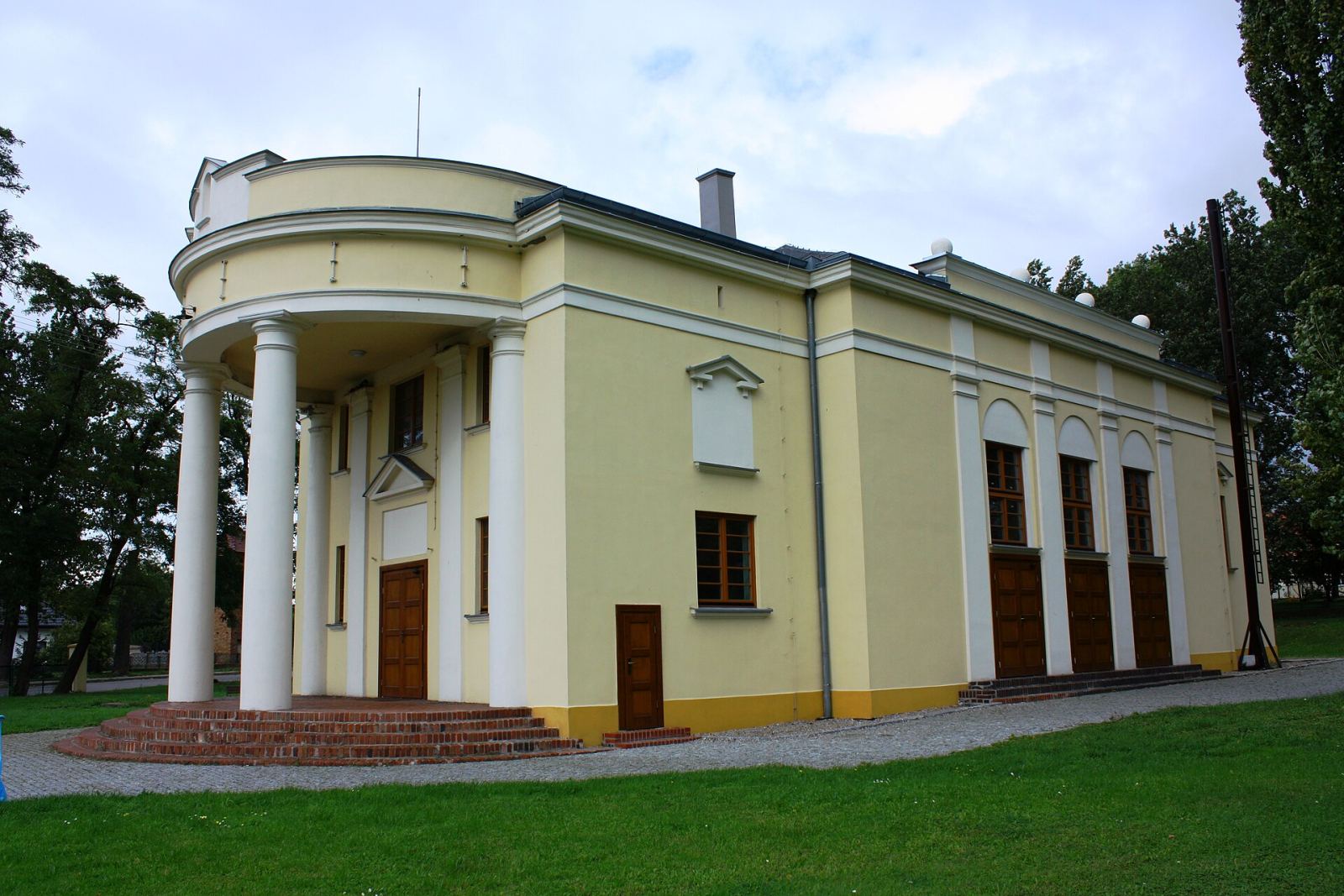 Dom ludowy, ob. szkoła, Objezierze