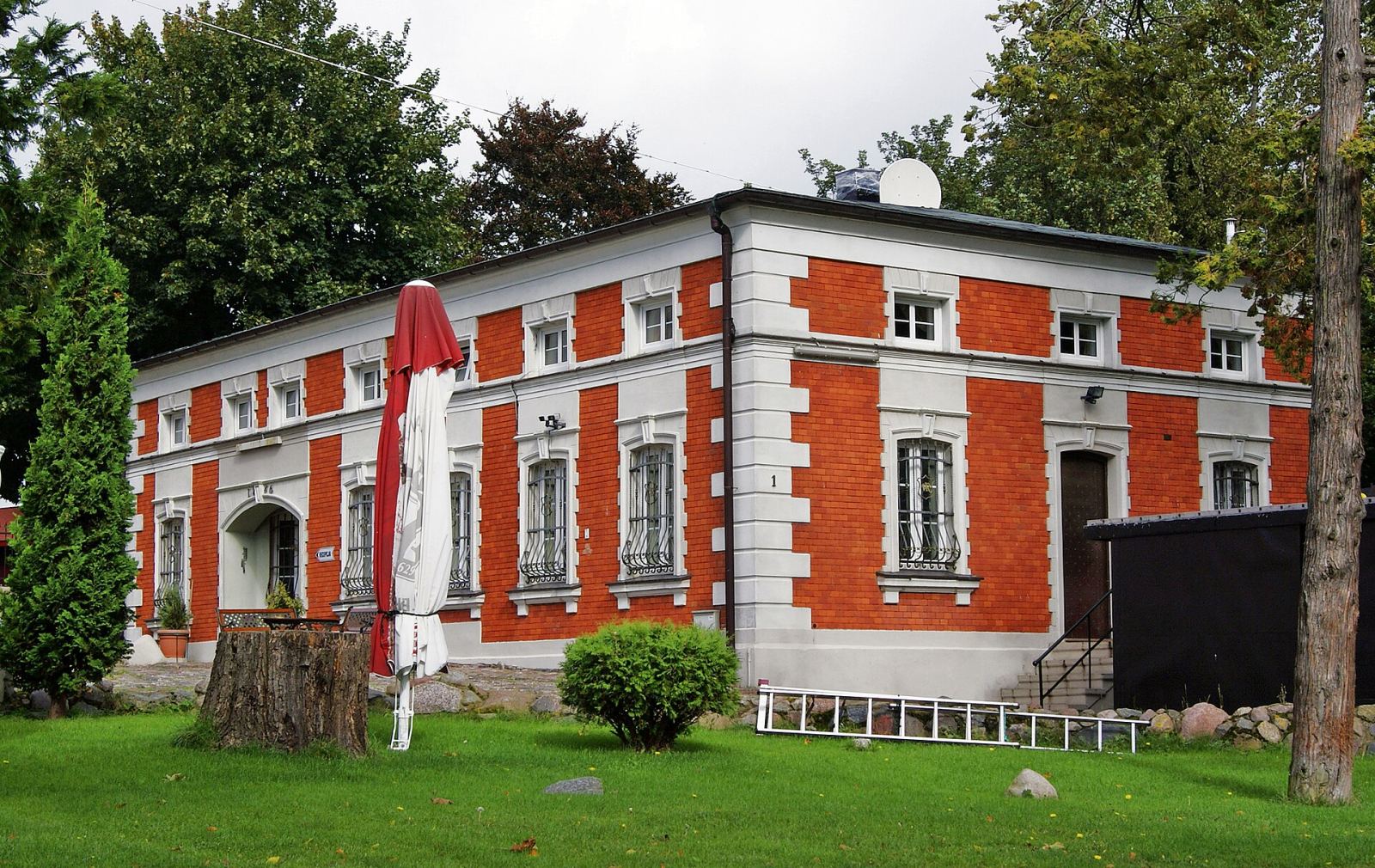 Stajnie, ob. dom mieszkalny, Ustka