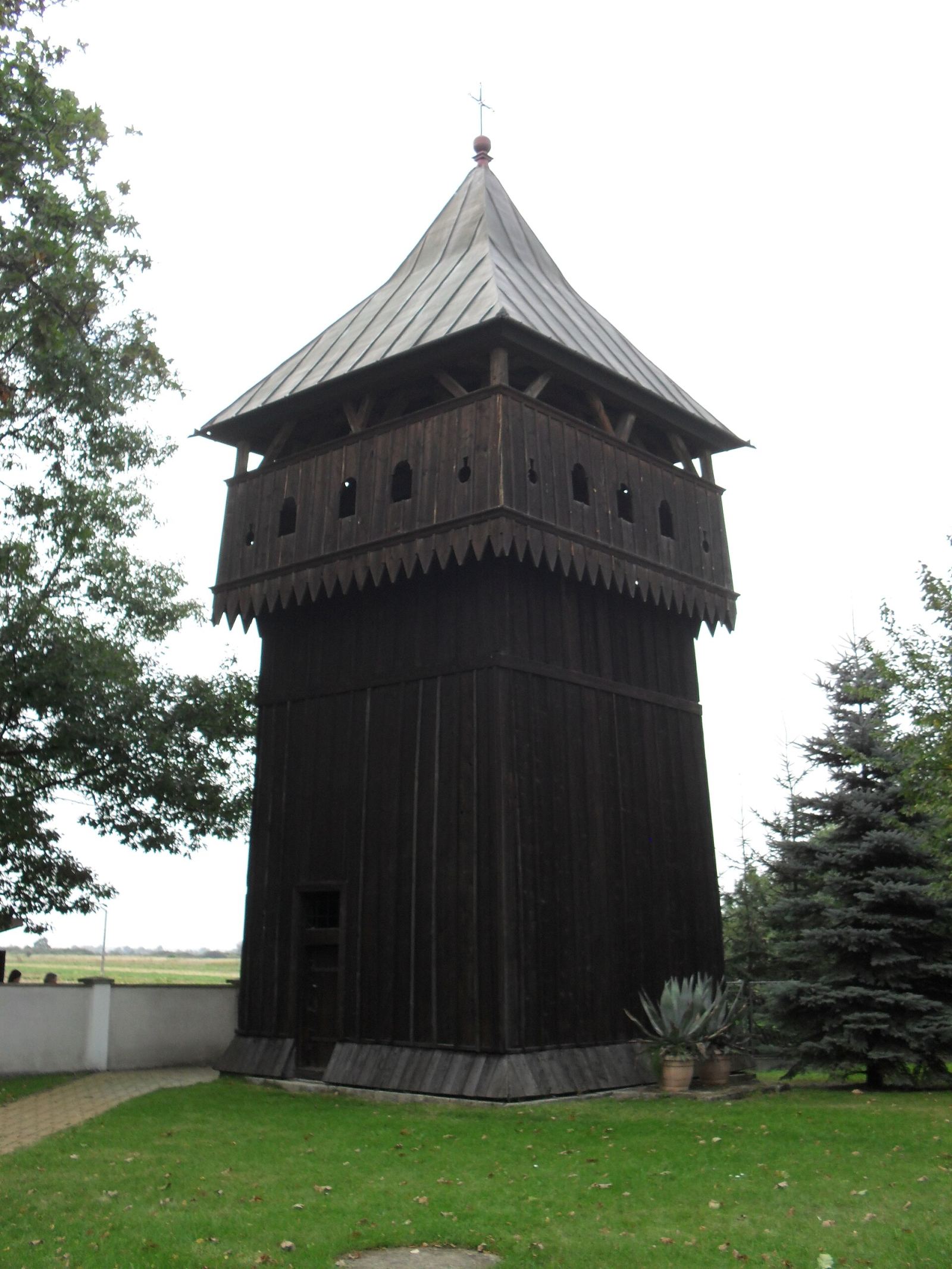 Dzwonnica, Okulice