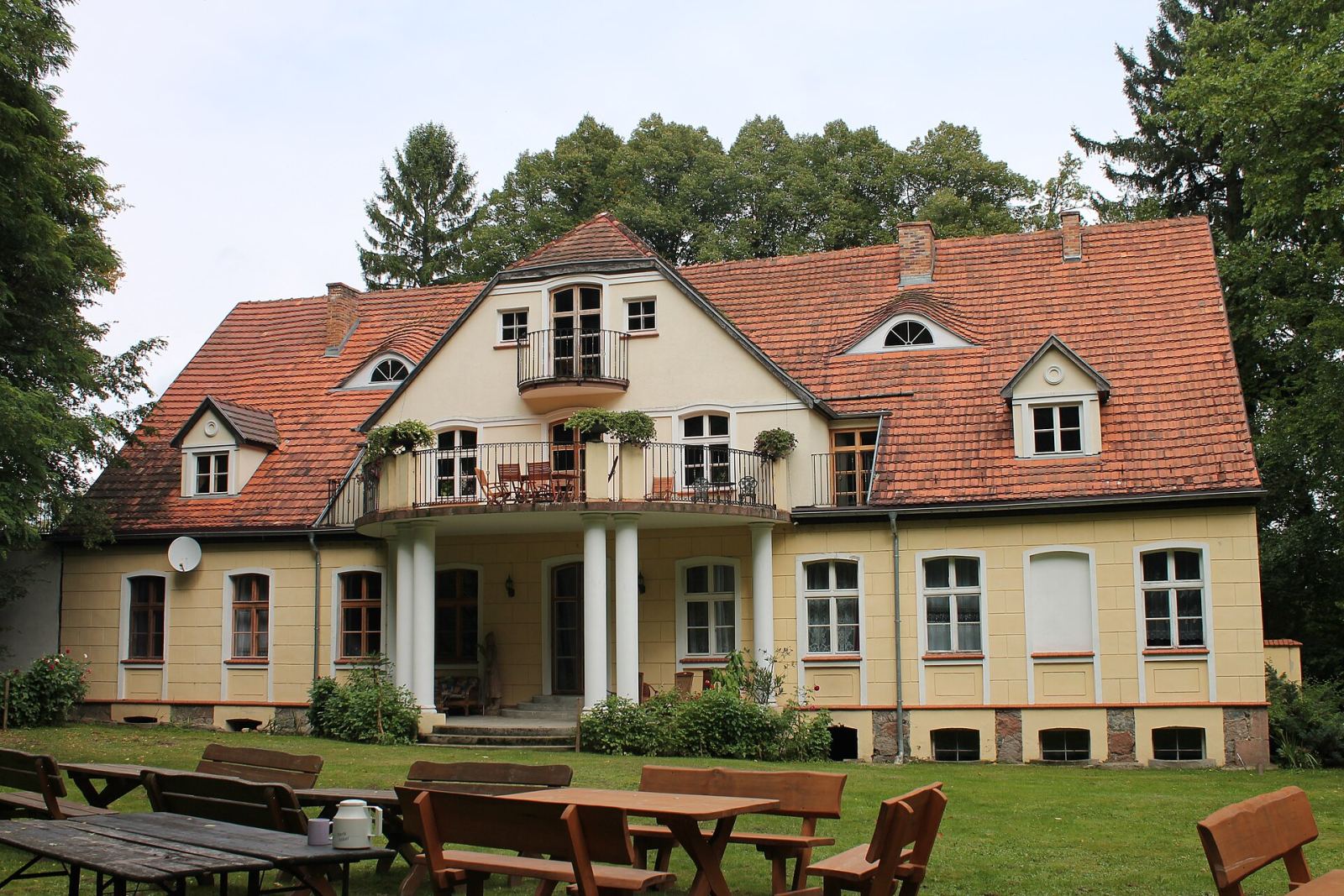 Dwór, Policko