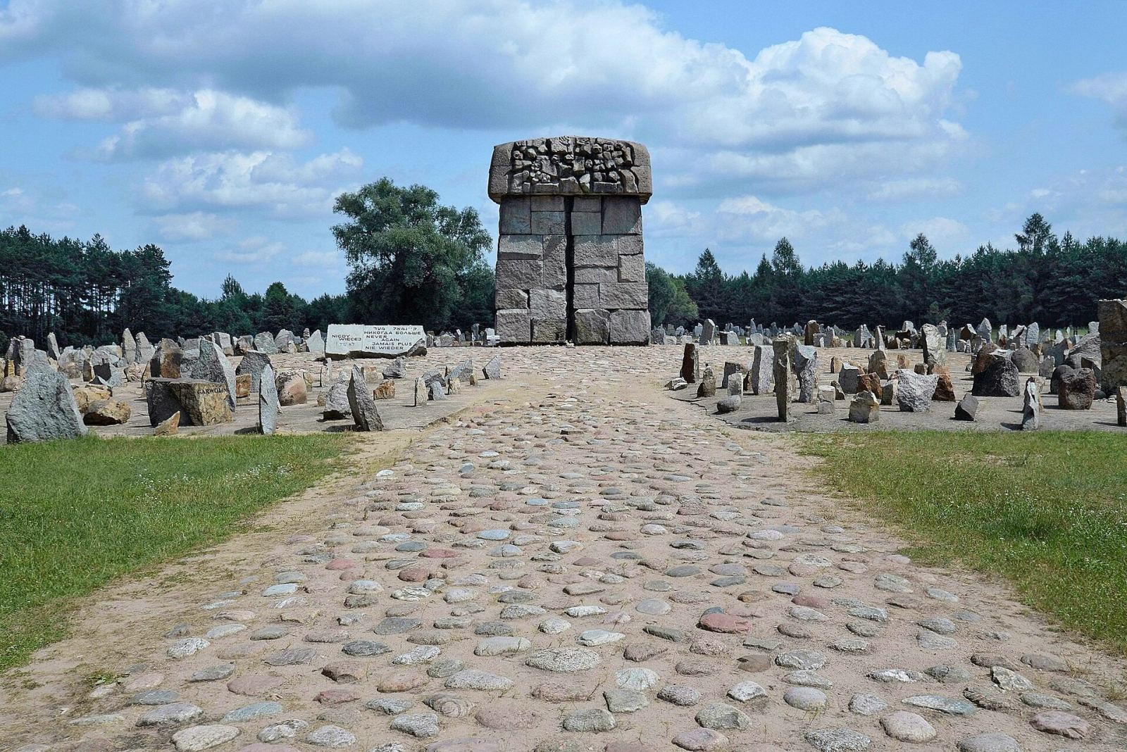 Pomnik martyrologii: obóz zagłady, obóz pracy więźniów i miejsca masowych straceń połączone tzw. czarną drogą, Wólka Okrąglik