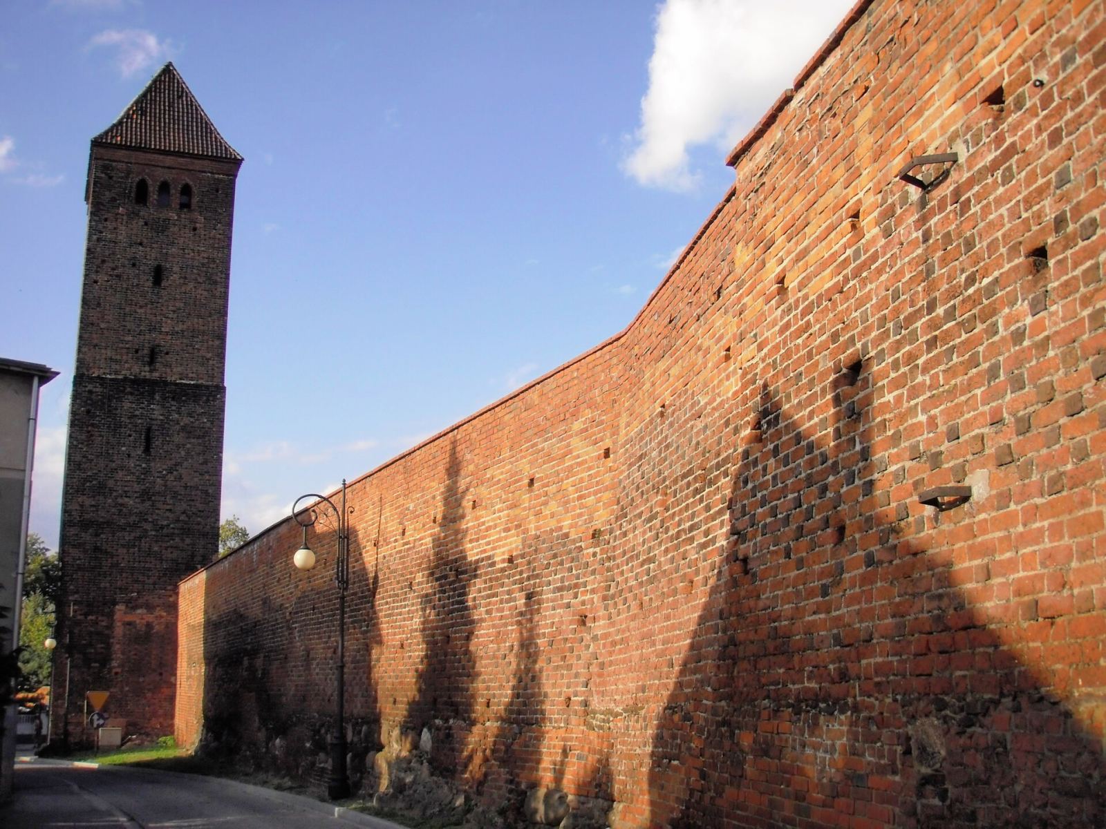 Mury obronne z Basztą Piaskową i fosą, Byczyna