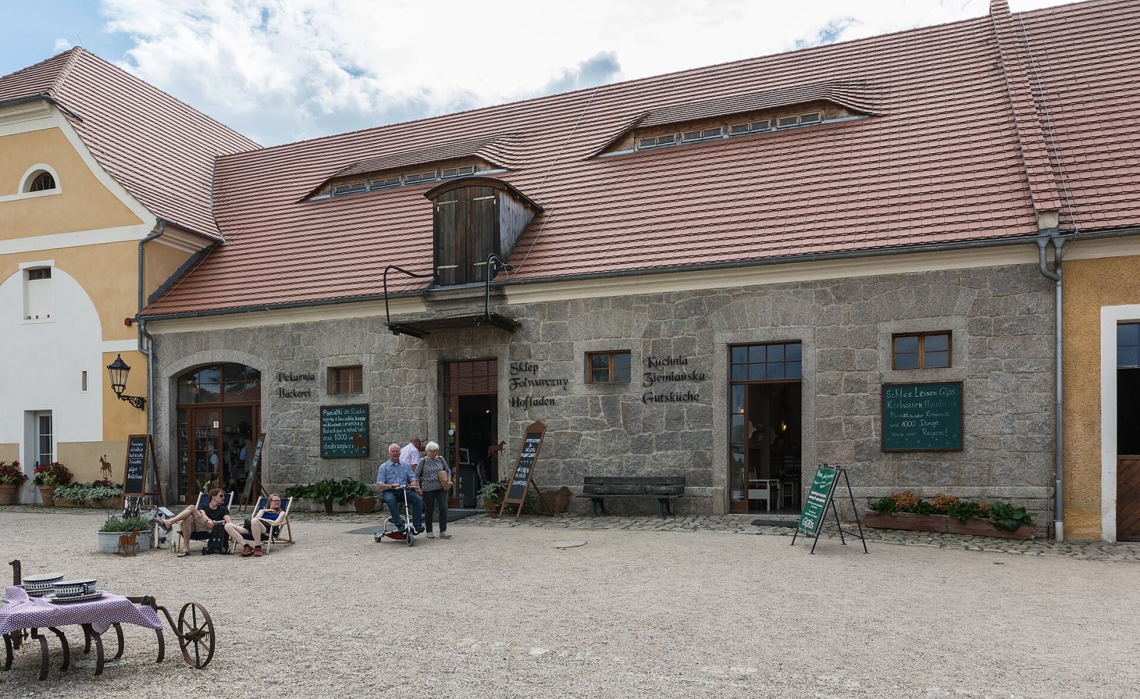 Stajnia, Łomnica