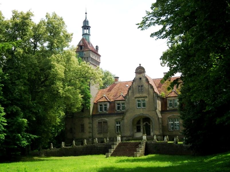 Zespół pałacowo-parkowy w Stołecznej, Stołeczna