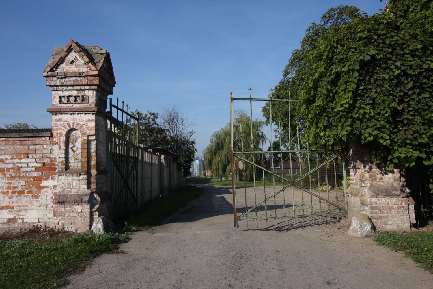 Brama wjazdowa, Kiełpiny
