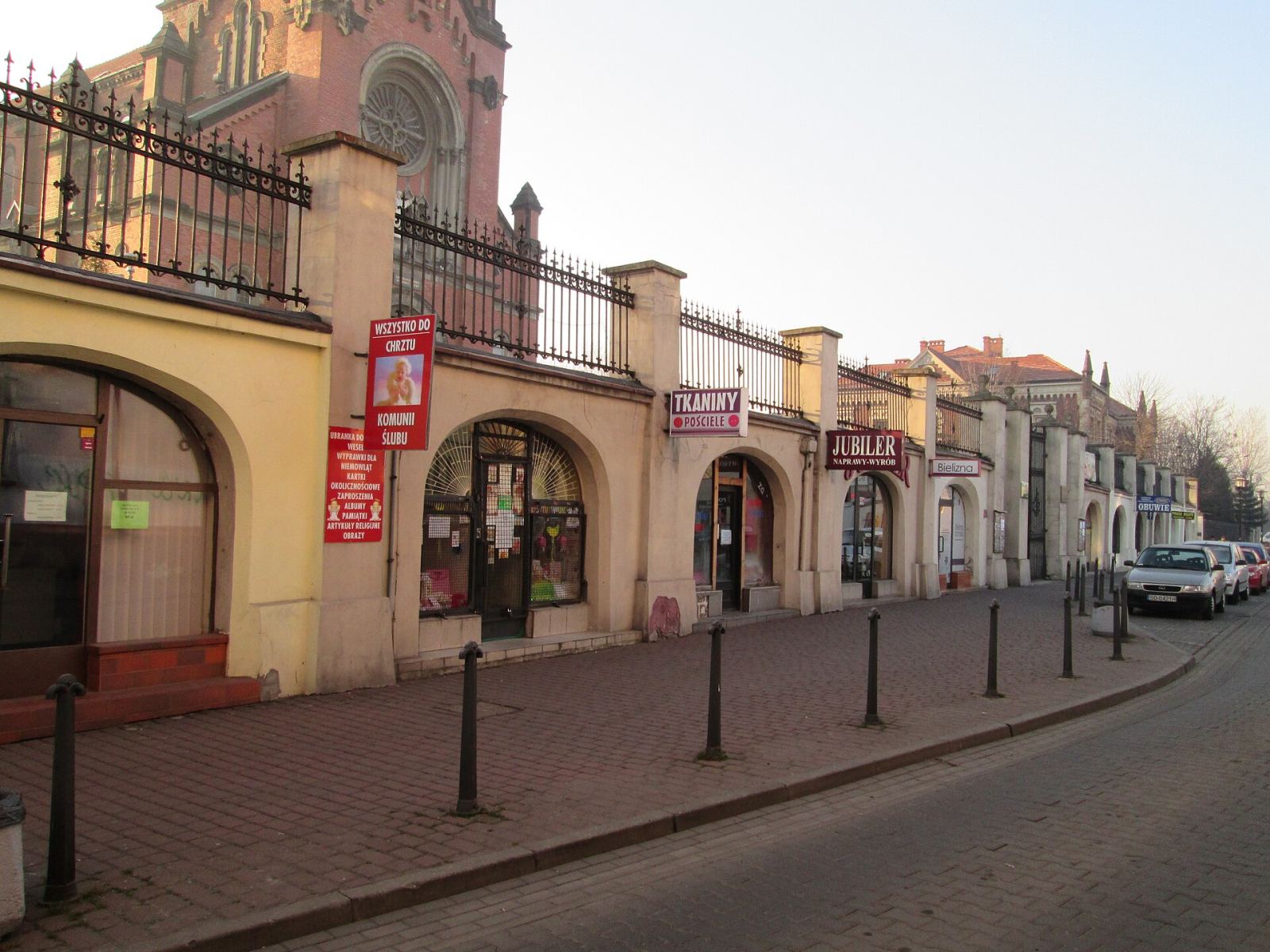 Mur oporowy z pomieszczeniami handlowymi, Sosnowiec