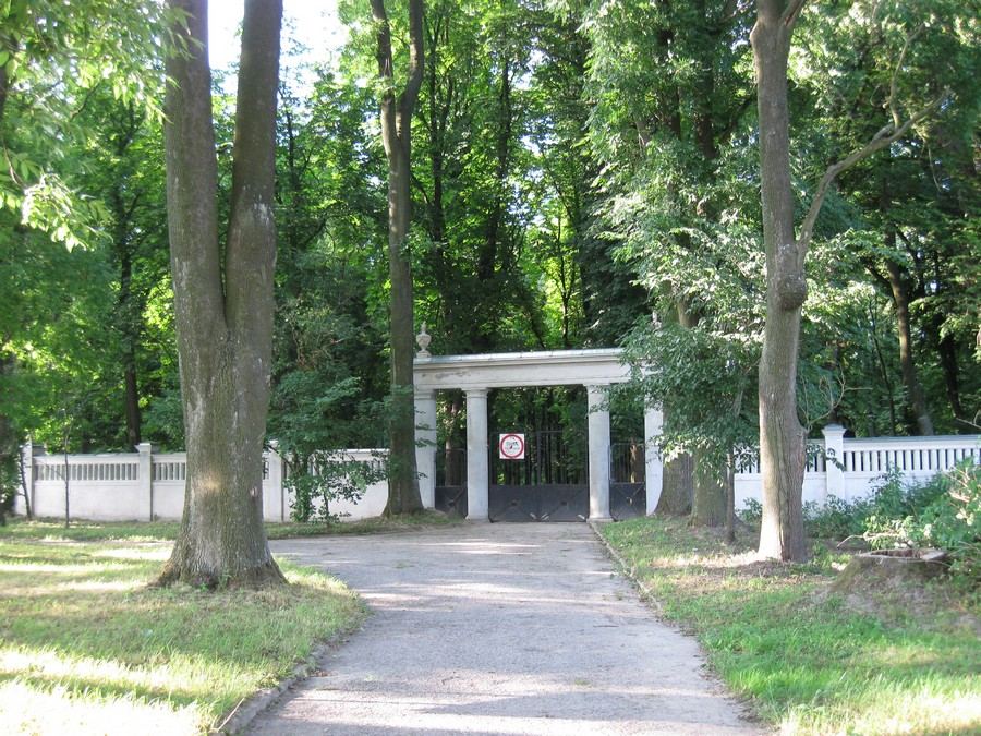 Ogrodzenie z bramą, Czesławice