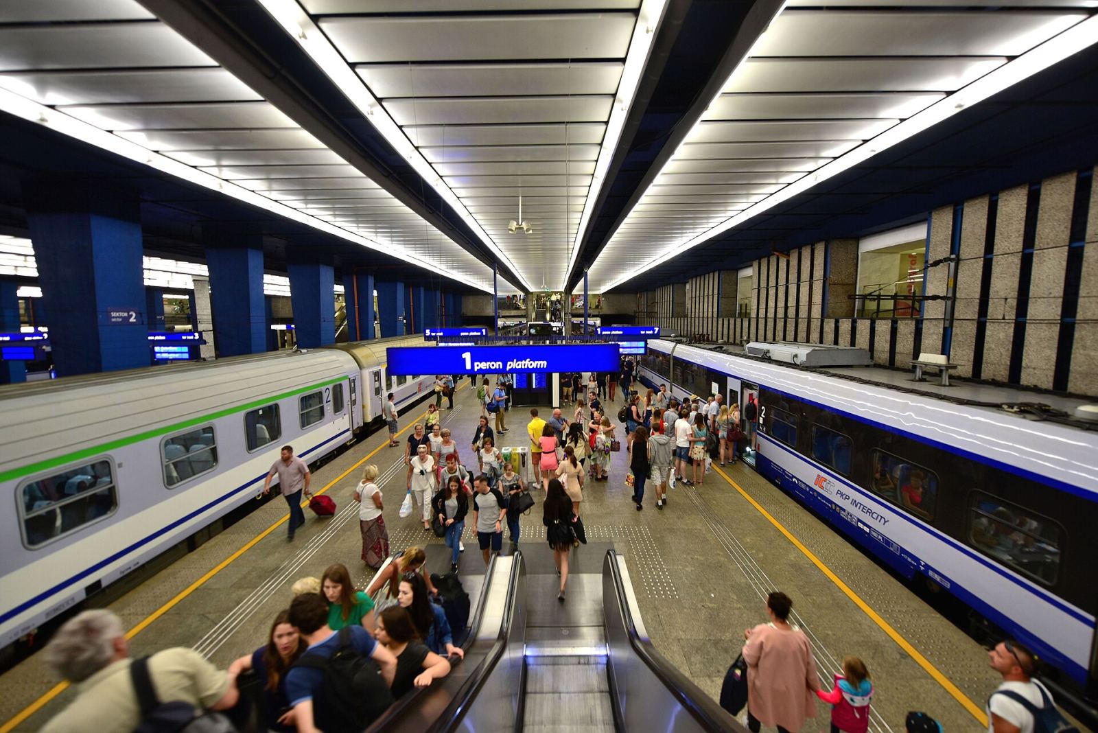 Hala peronowa i zejścia ze wschodnich krańców peronów wraz z korytarzem, Warszawa
