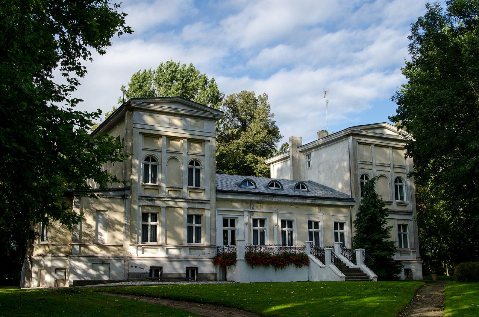 Pałac, ob. Biblioteka Publiczna, Sapowice