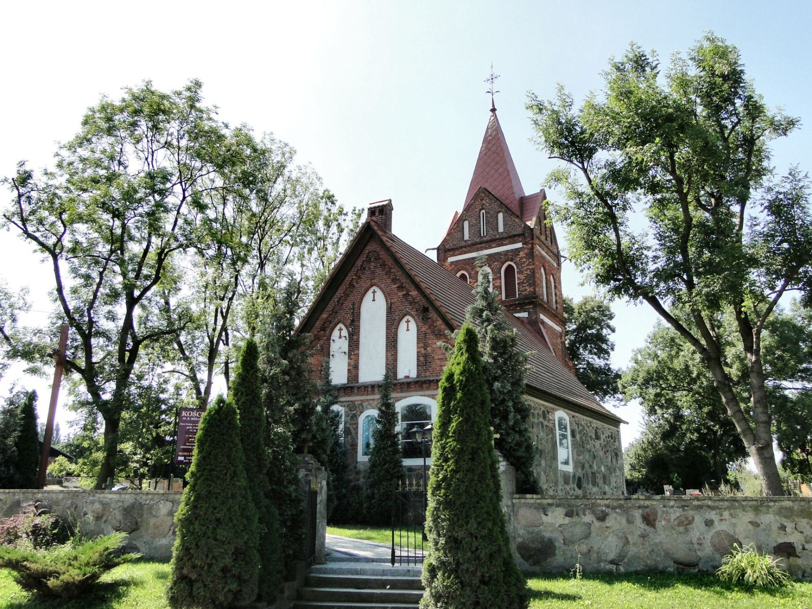Kościół filialny pw. Matki Boskiej Różańcowej, Bezrzecze