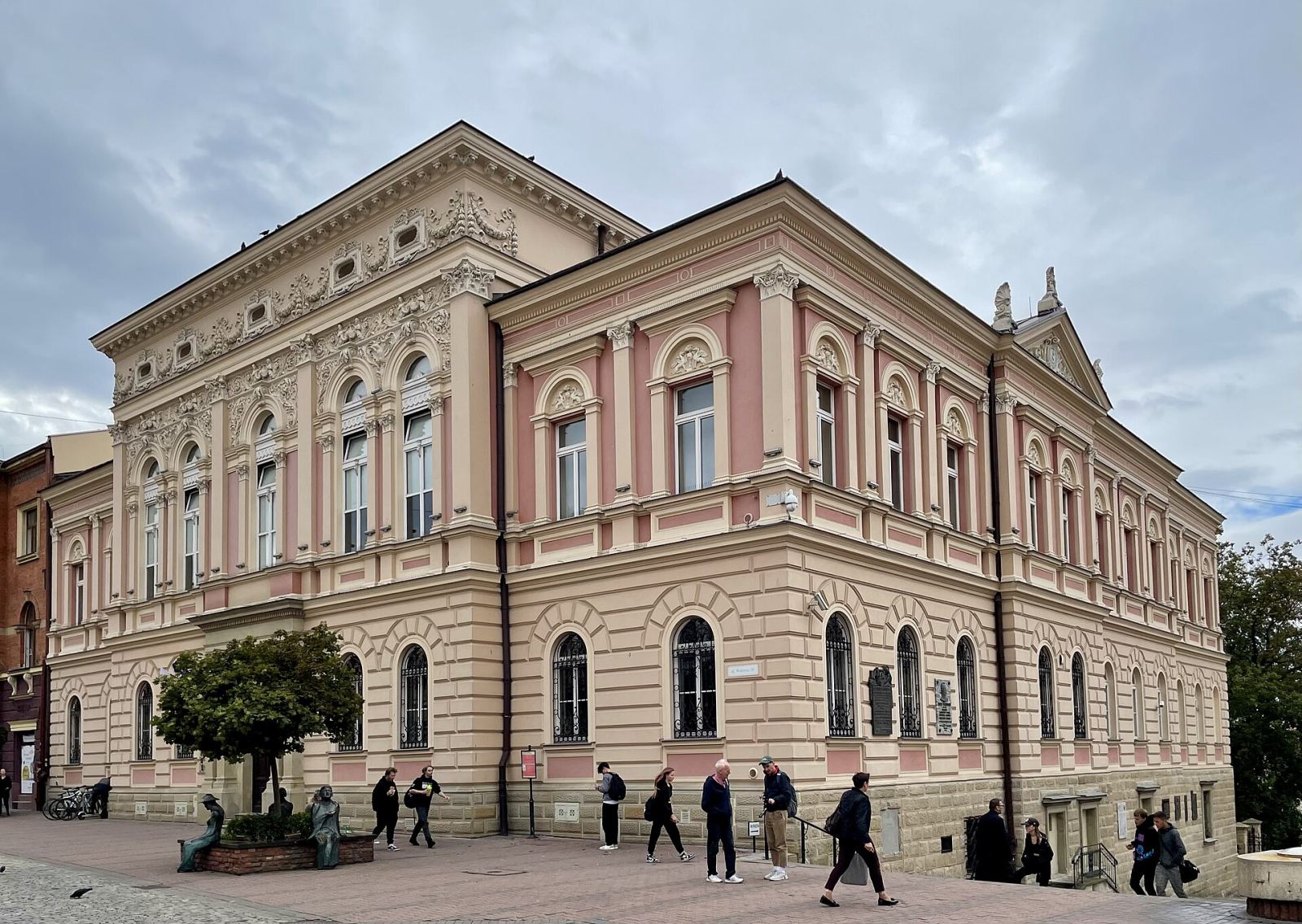 Kasa Oszczędności, ob. bank, Tarnów