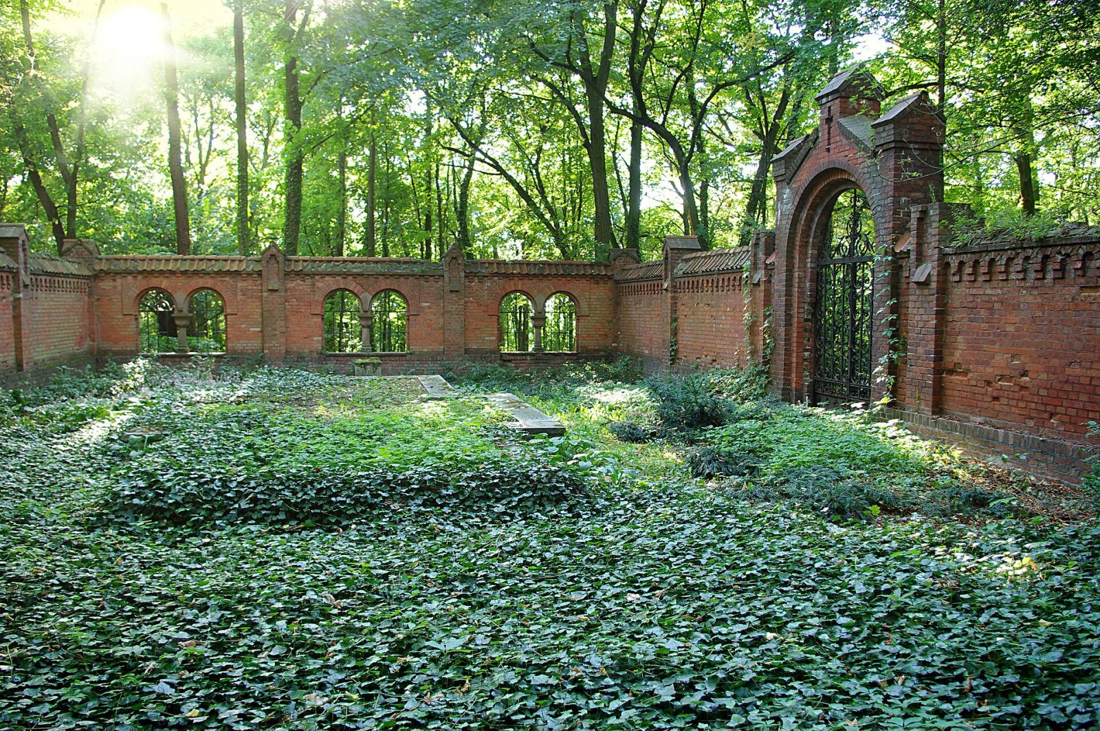 Mauzoleum rodziny Schonborn-Alvensleben, Ostromecko