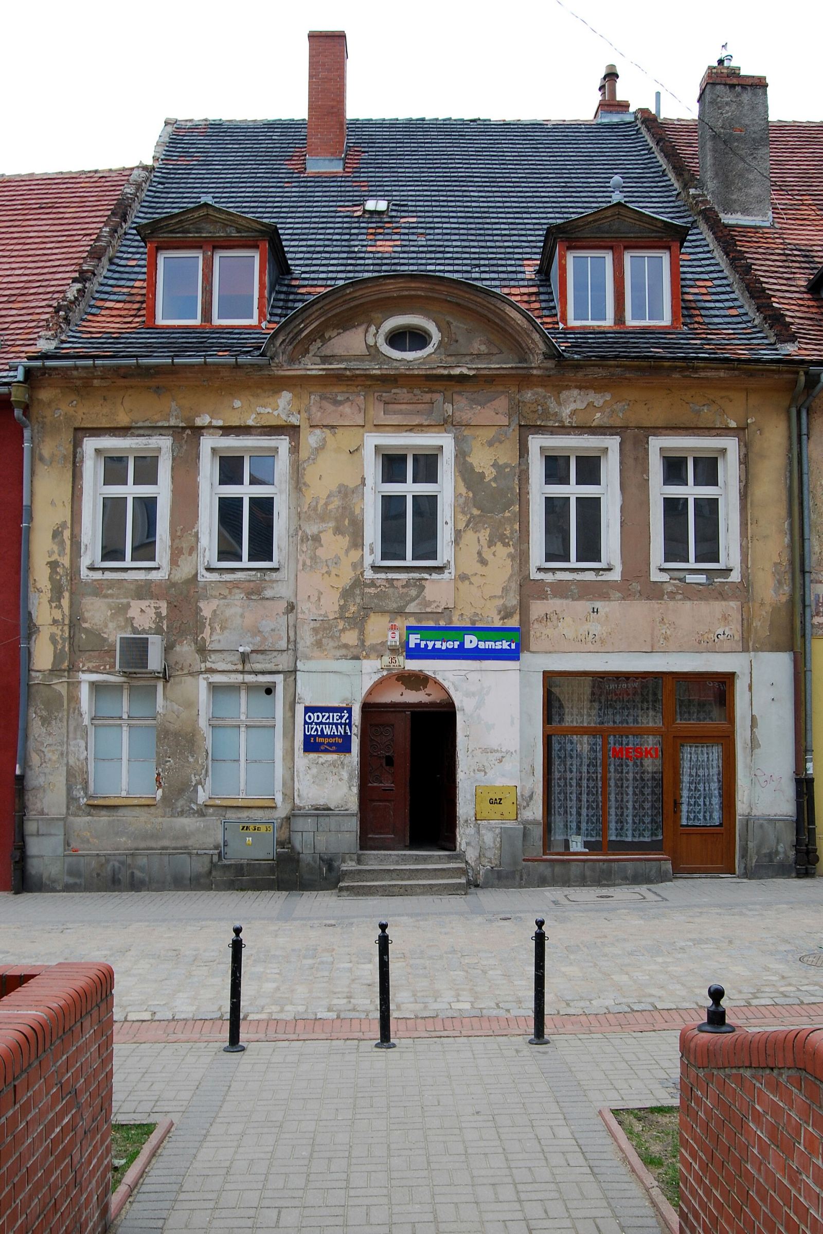 Dom, Kowary