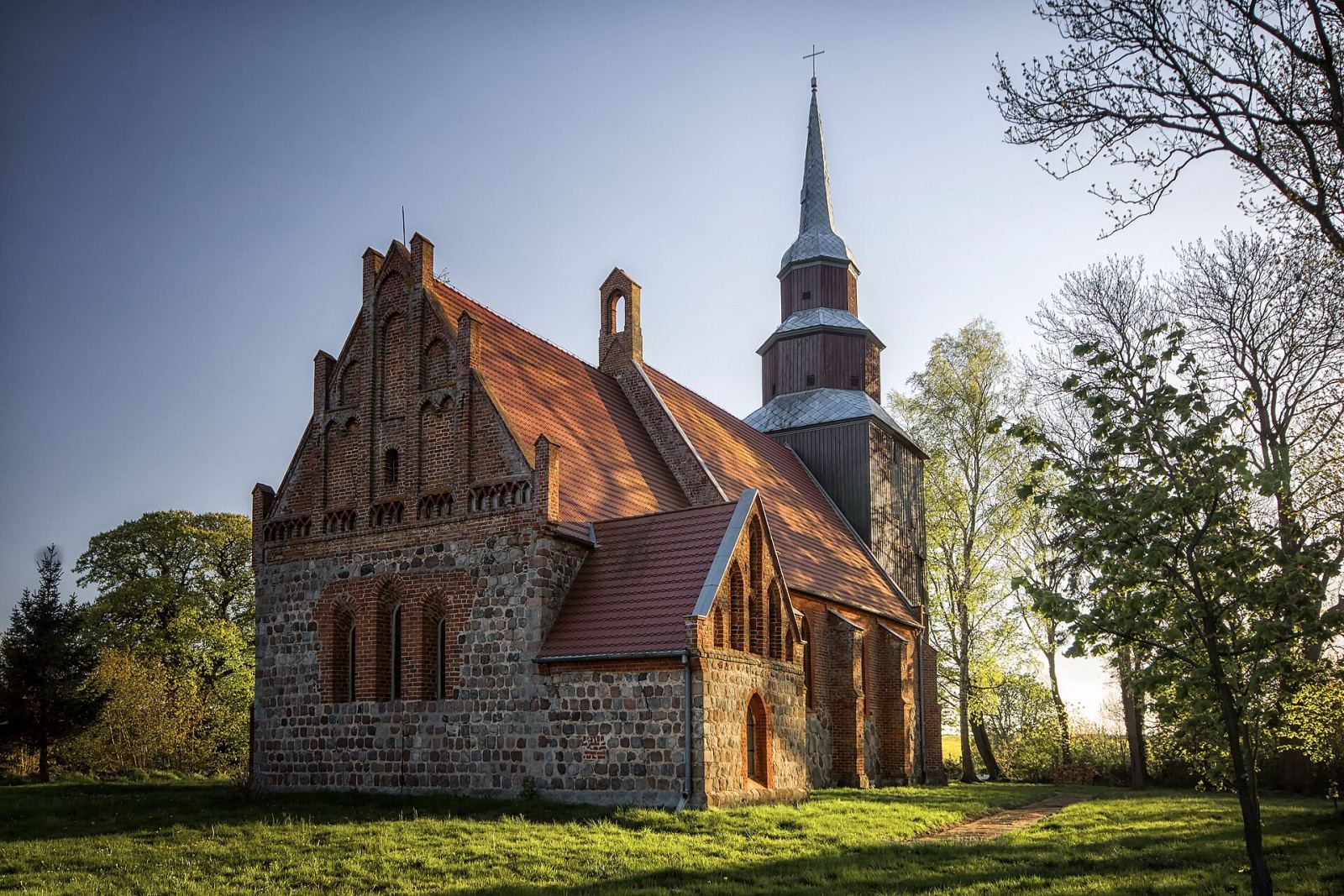 Kościół filialny pw. Matki Boskiej Częstochowskiej, Sadlno