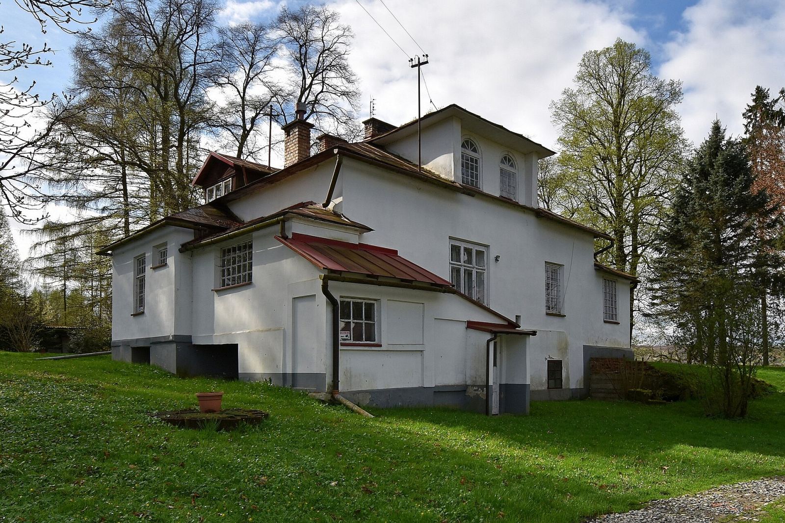 Dwór z piwnicą, Kobyle