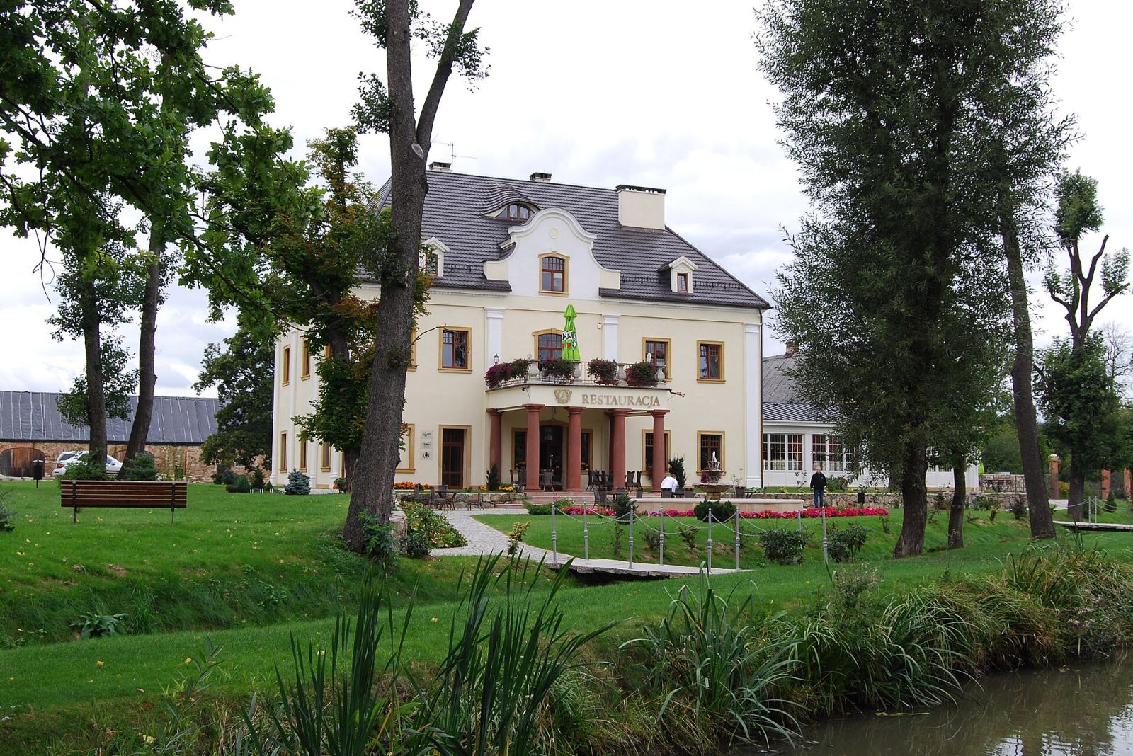 Pałac, Staniszów