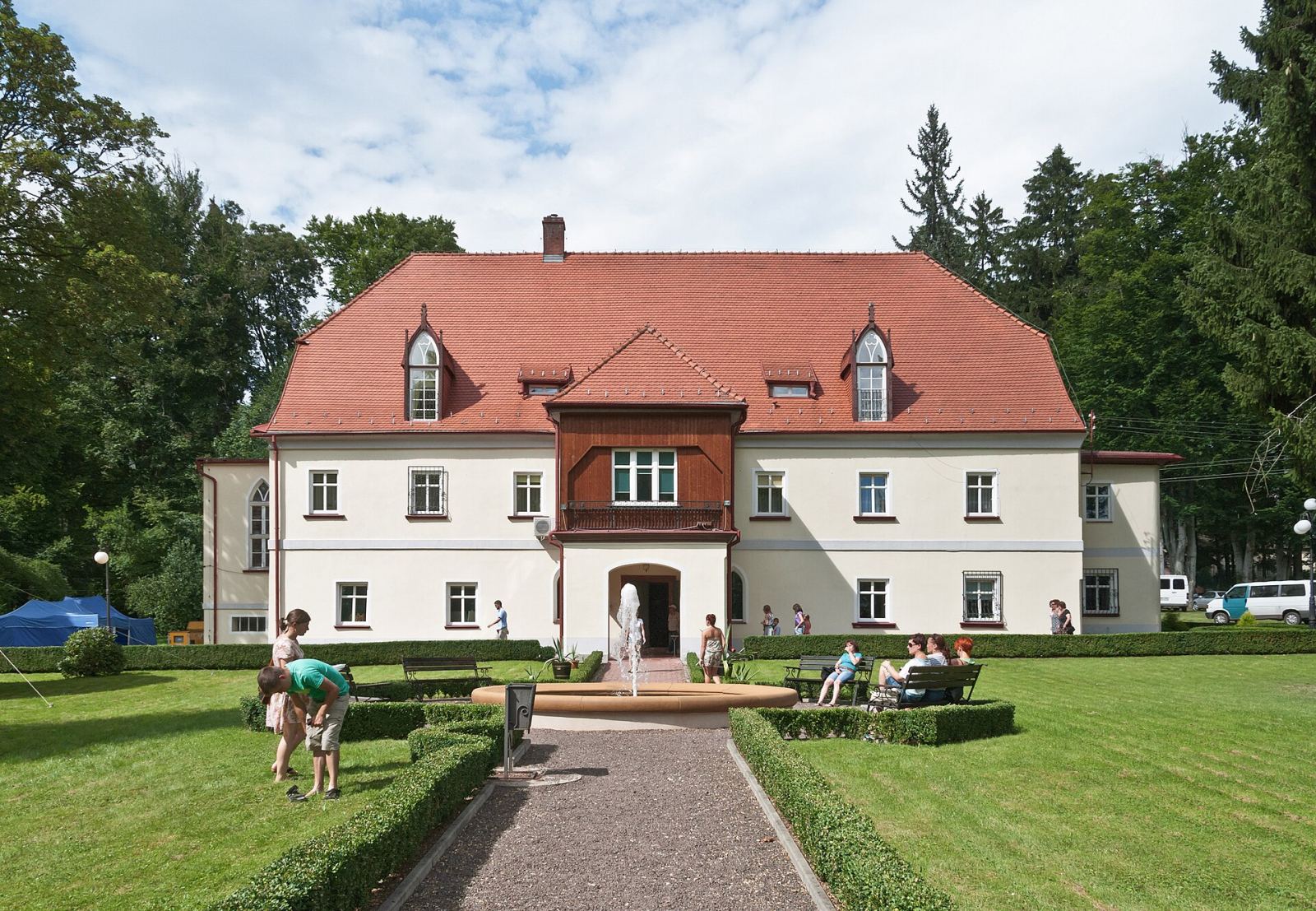 Pałac, Jugów