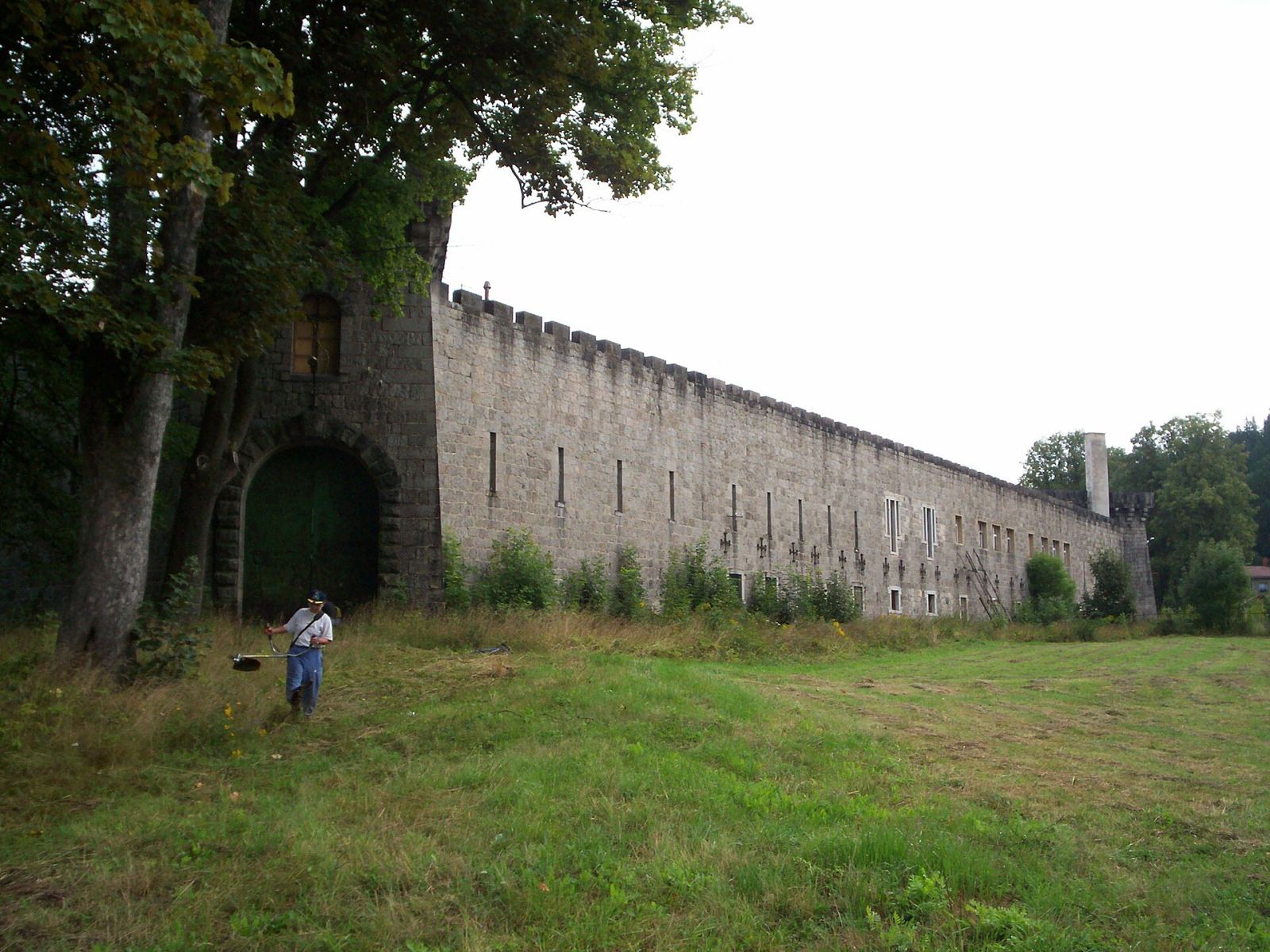 Mur z basztami i bramą wjazdową, Bobrów