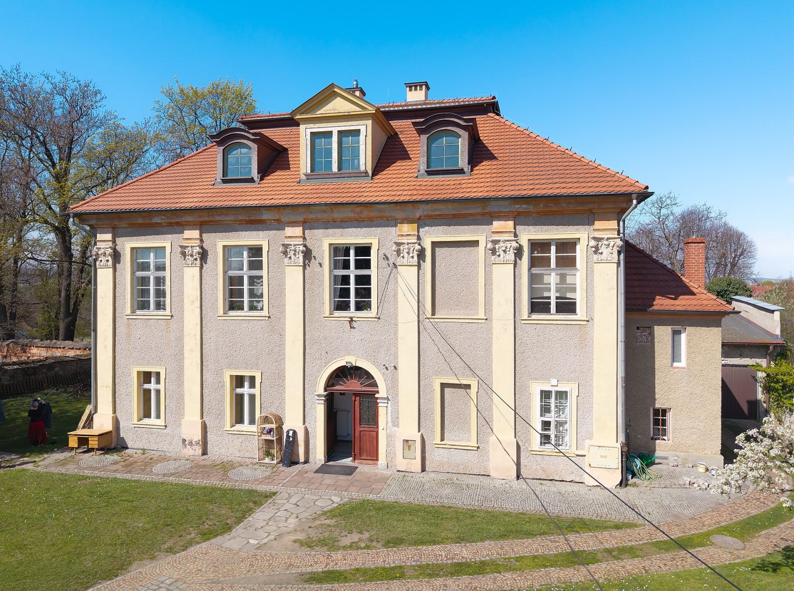 Dwór opatów henrykowskich, ob. klasztor ss boromeuszek, Ząbkowice Śląskie
